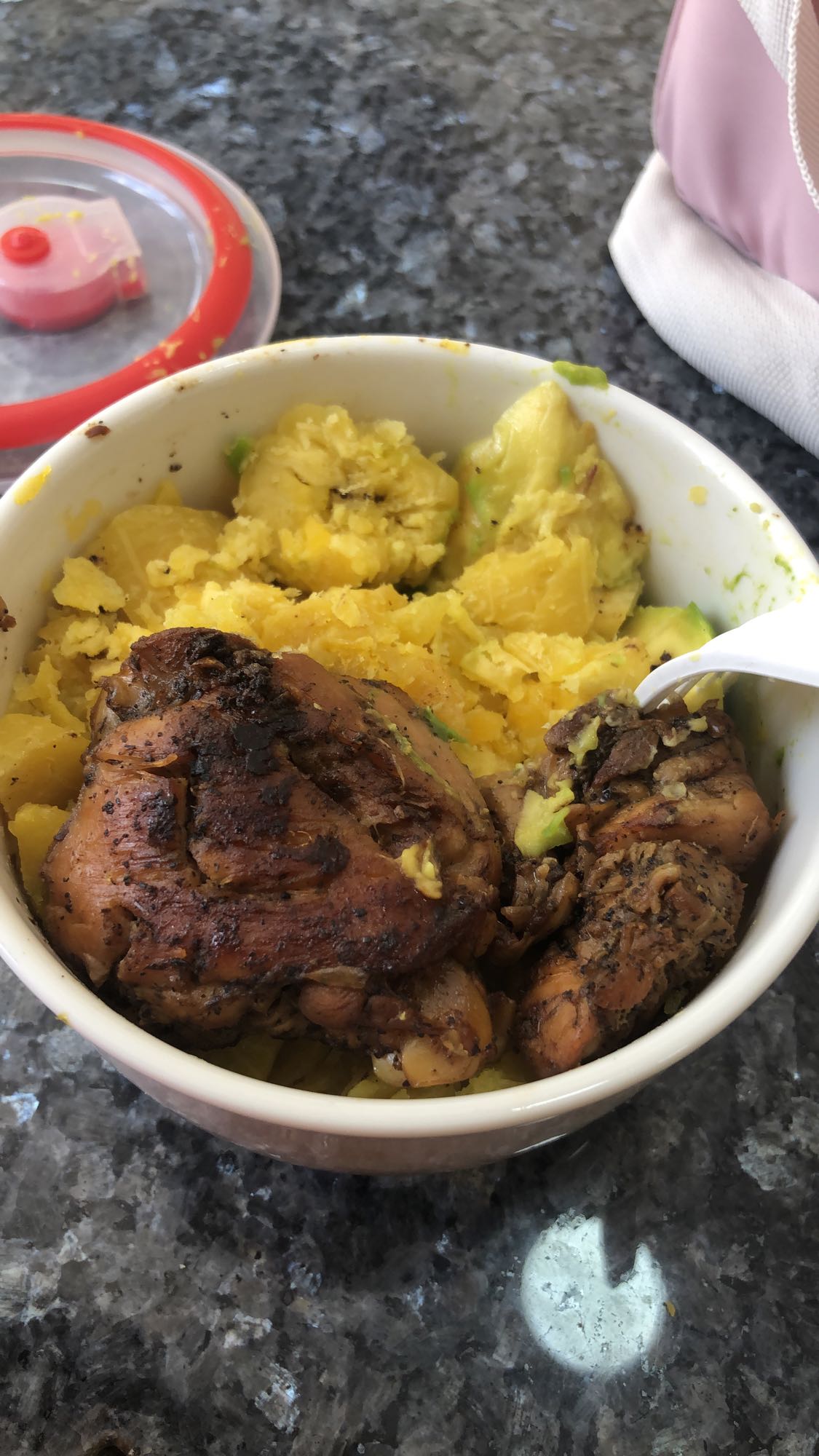 pollo con plátano y aguacate