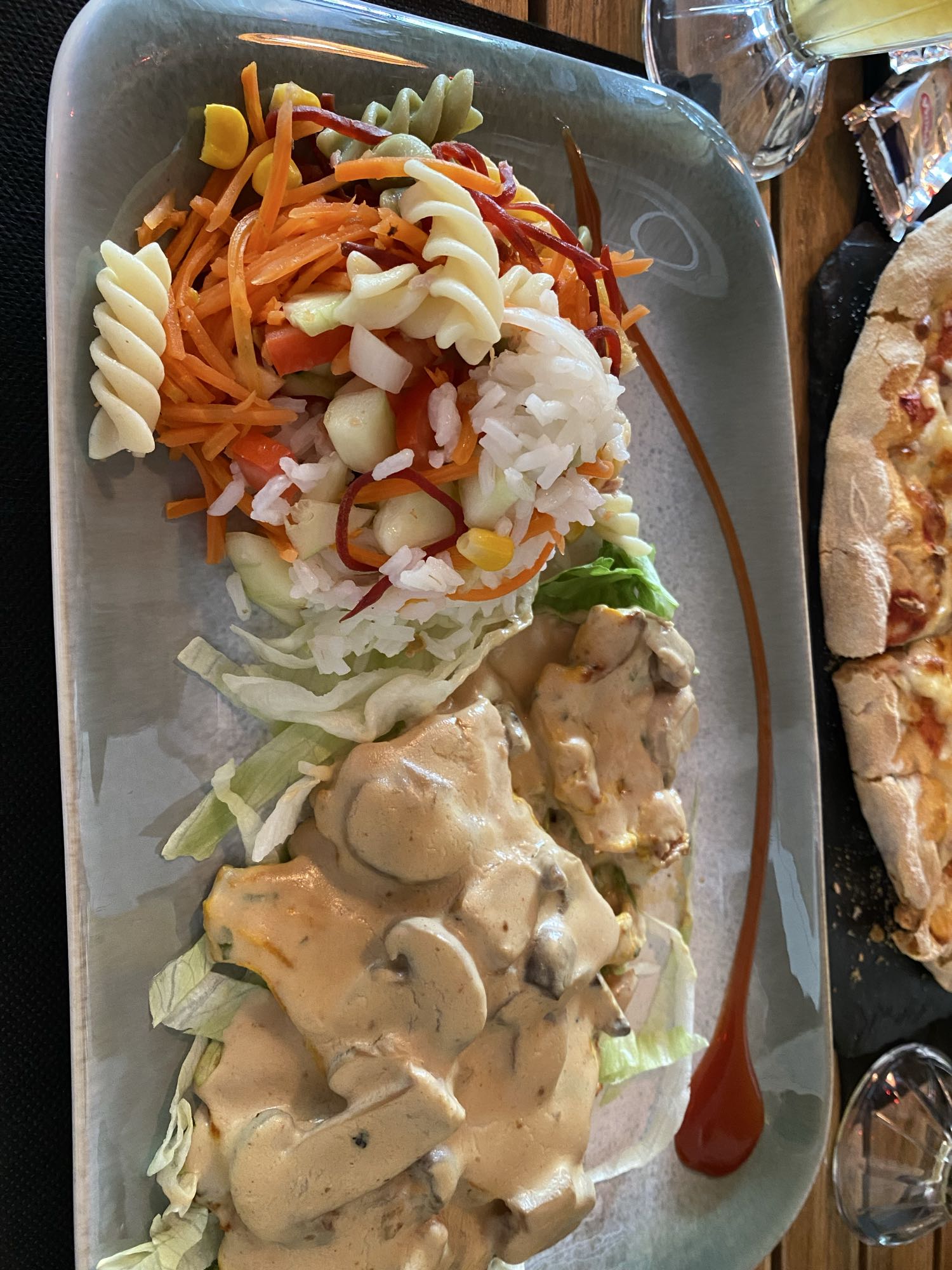 ensalada y pollo con salsa