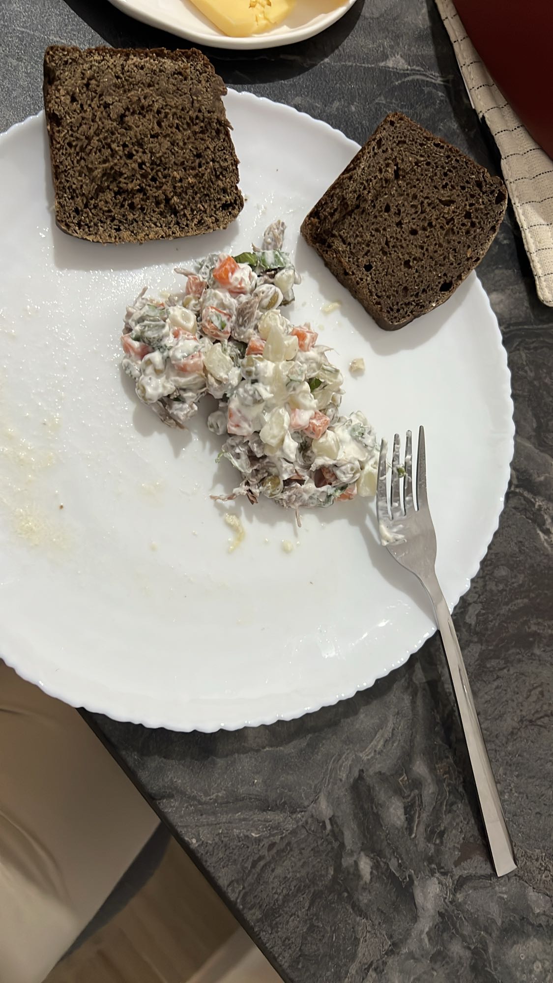 սալաթ սև հացով