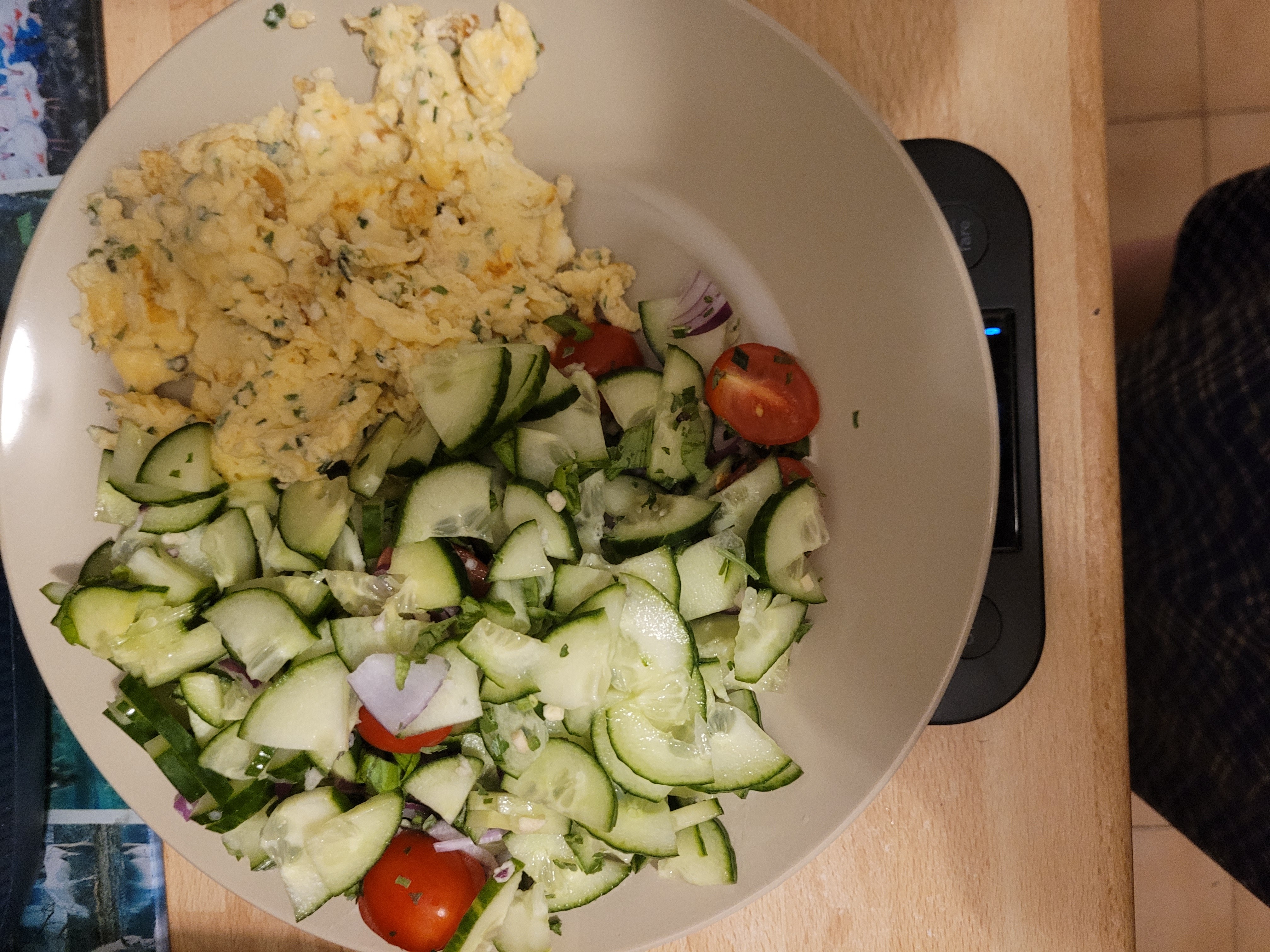 Oeufs brouillés et salade fraîche
