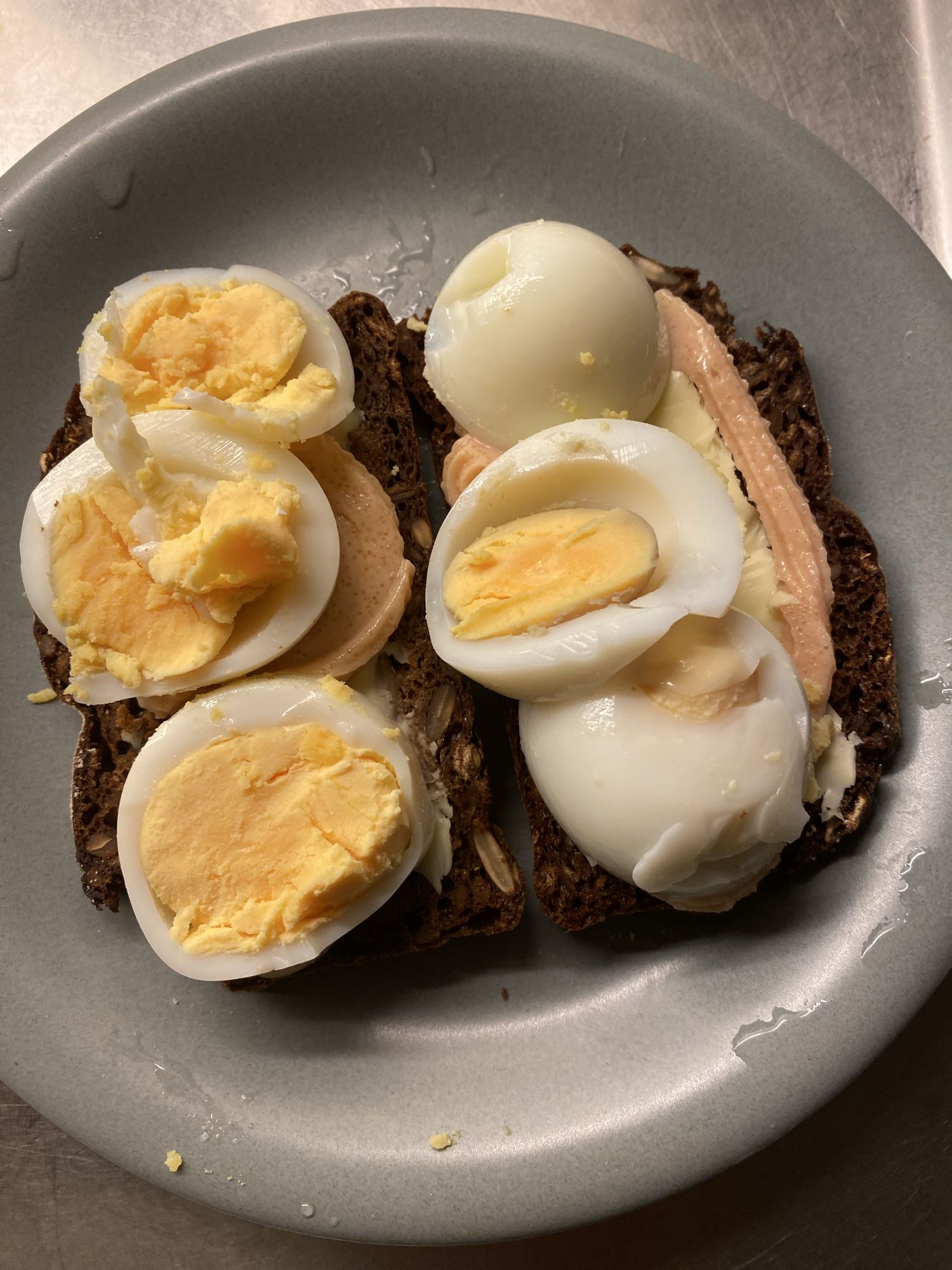 Äggmackor på rågbröd