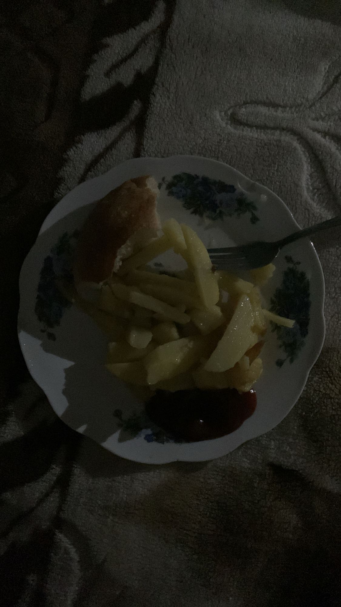 жареный картофель с хлебом