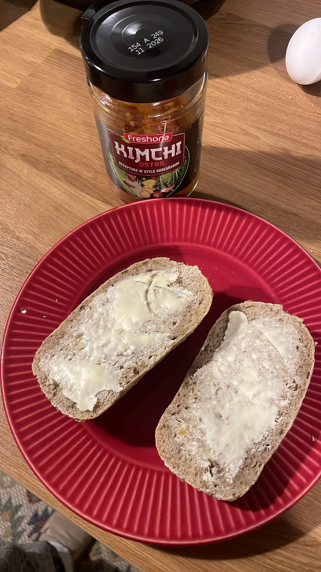 Chleb z masłem i kimchi