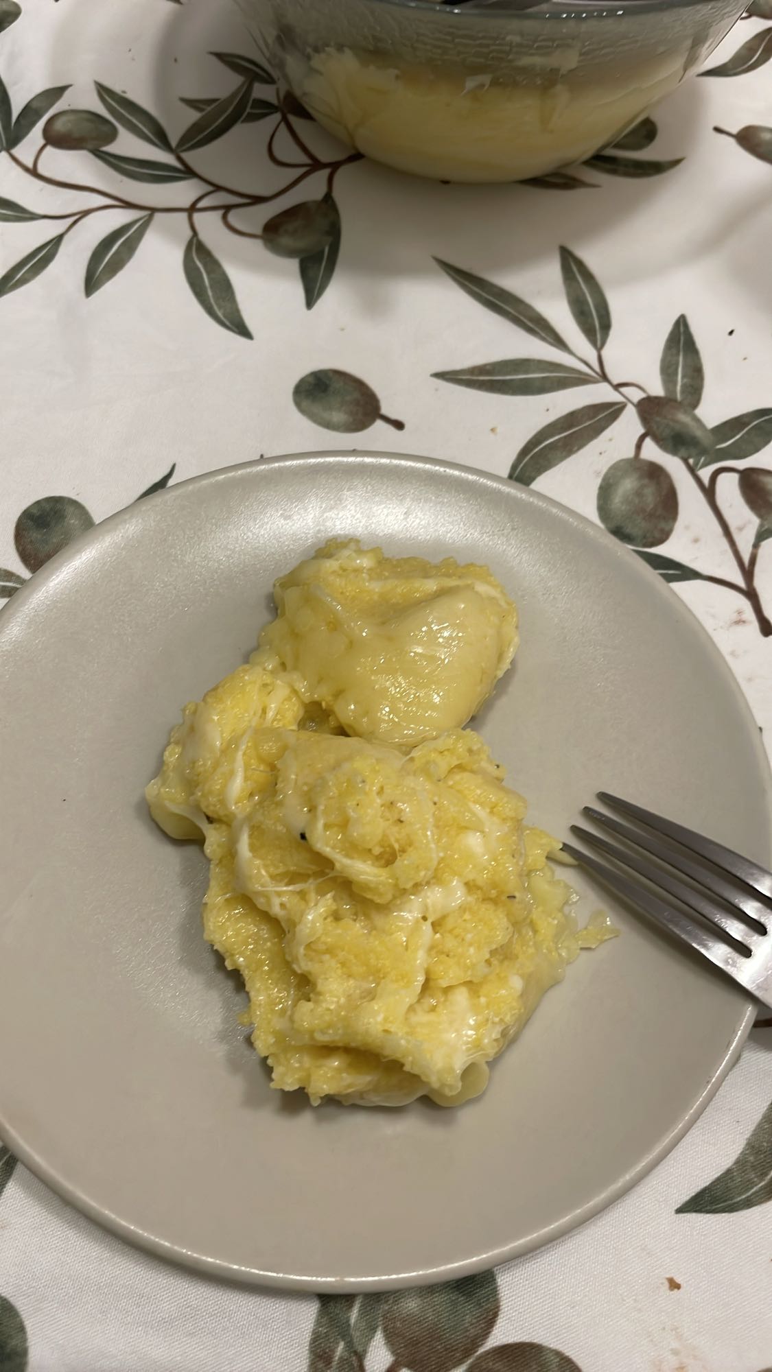 Mămăligă cu brânză și smântână