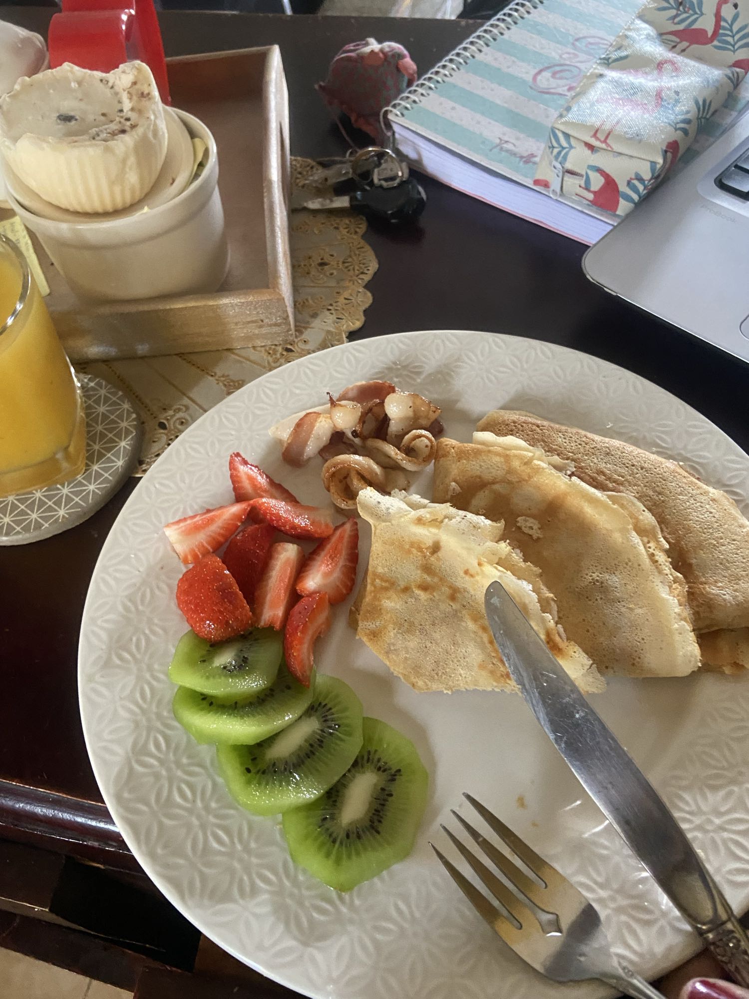 Desayuno con frutas y crepas
