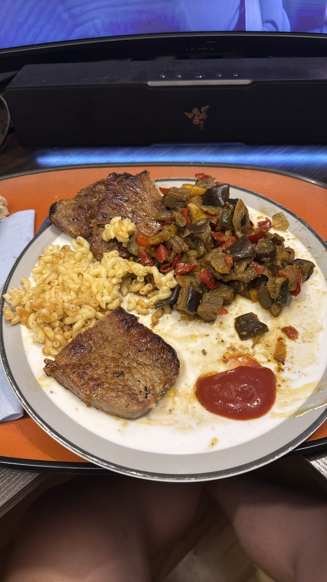 Steak, pâtes et légumes
