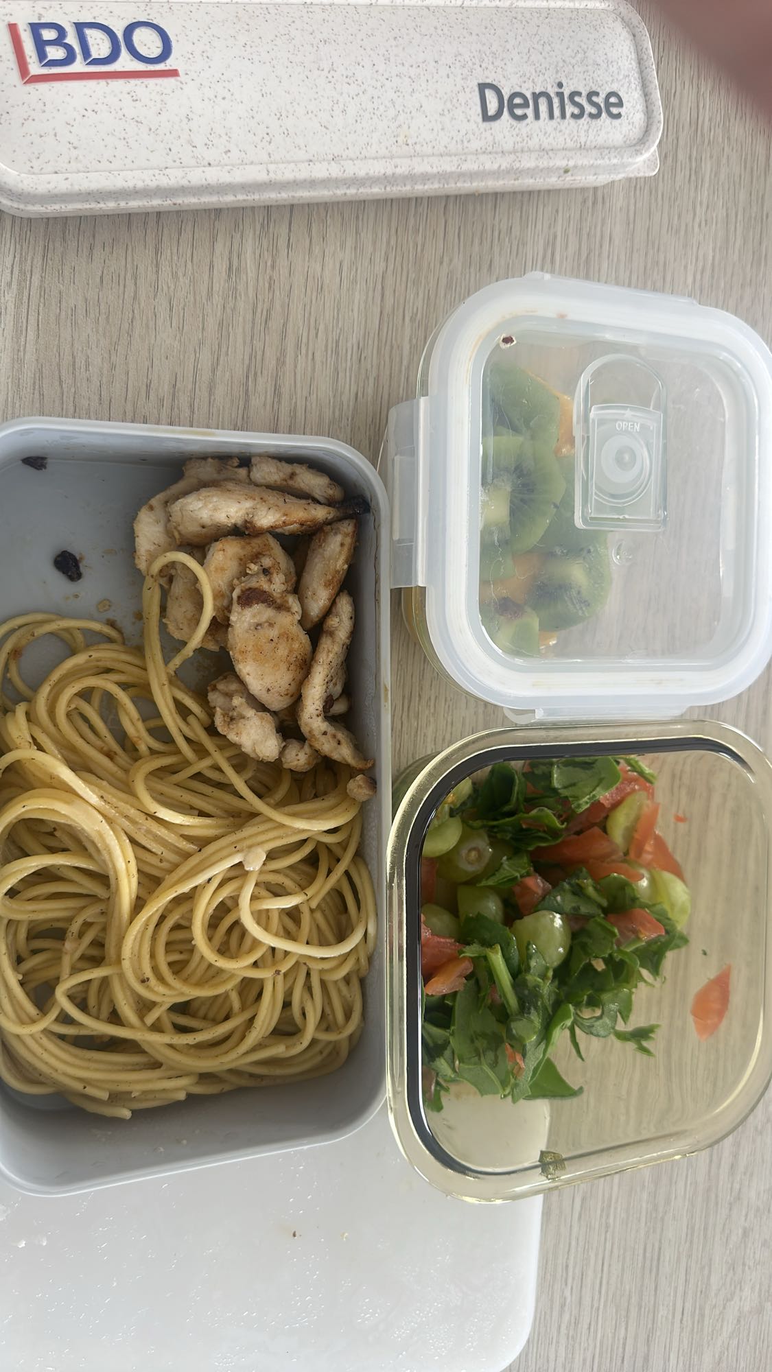 Pasta con pollo y ensalada