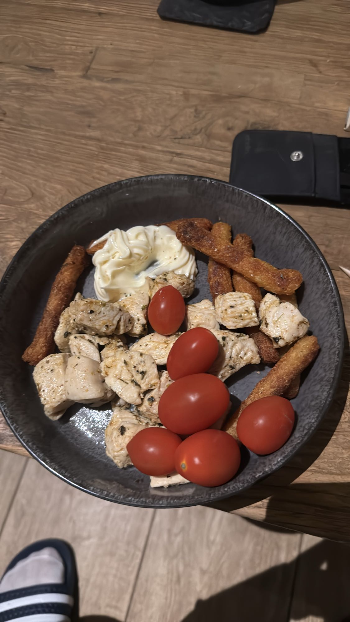 Kip, friet en tomaat