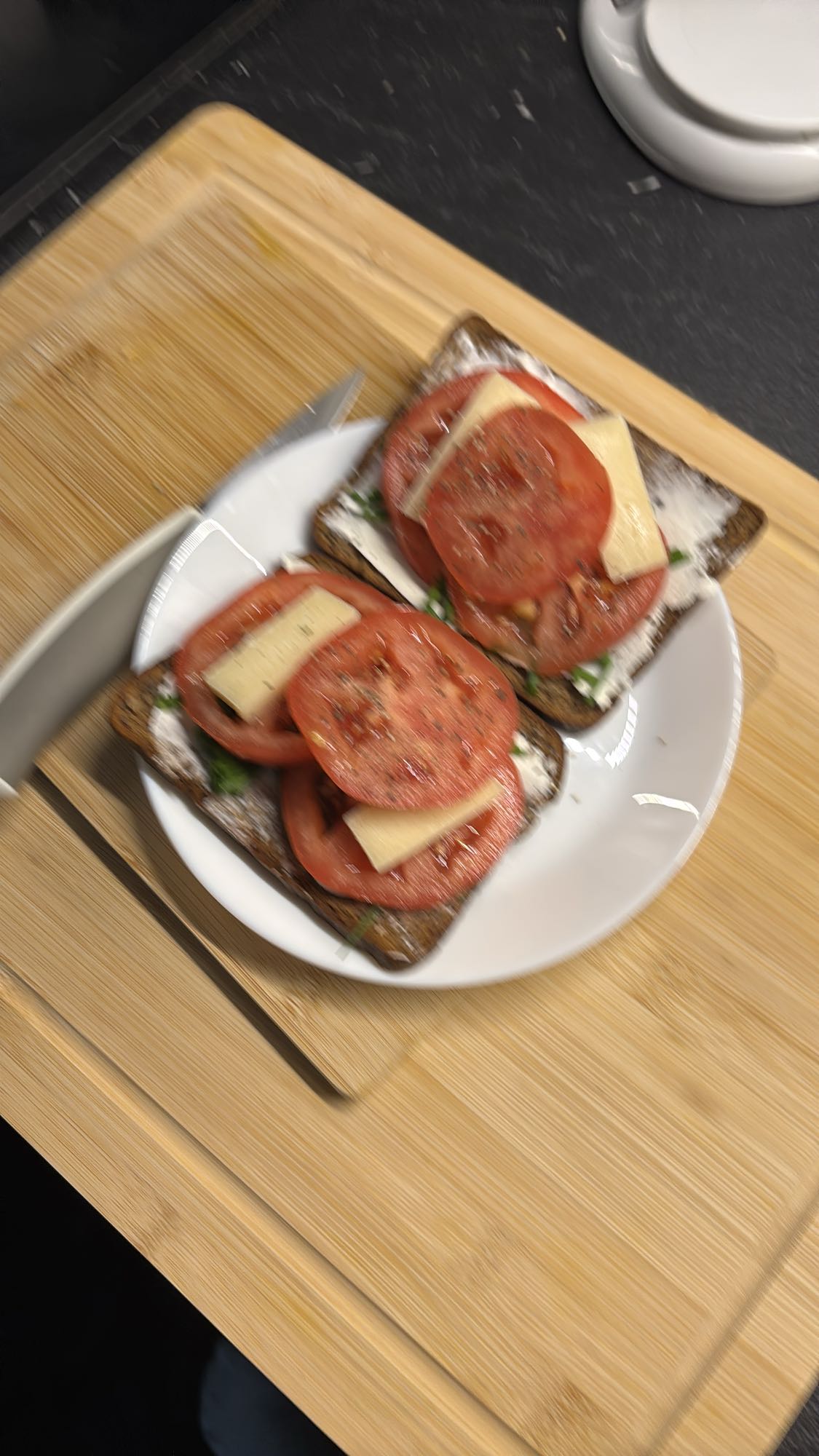 Kanapki z pomidorem i serem