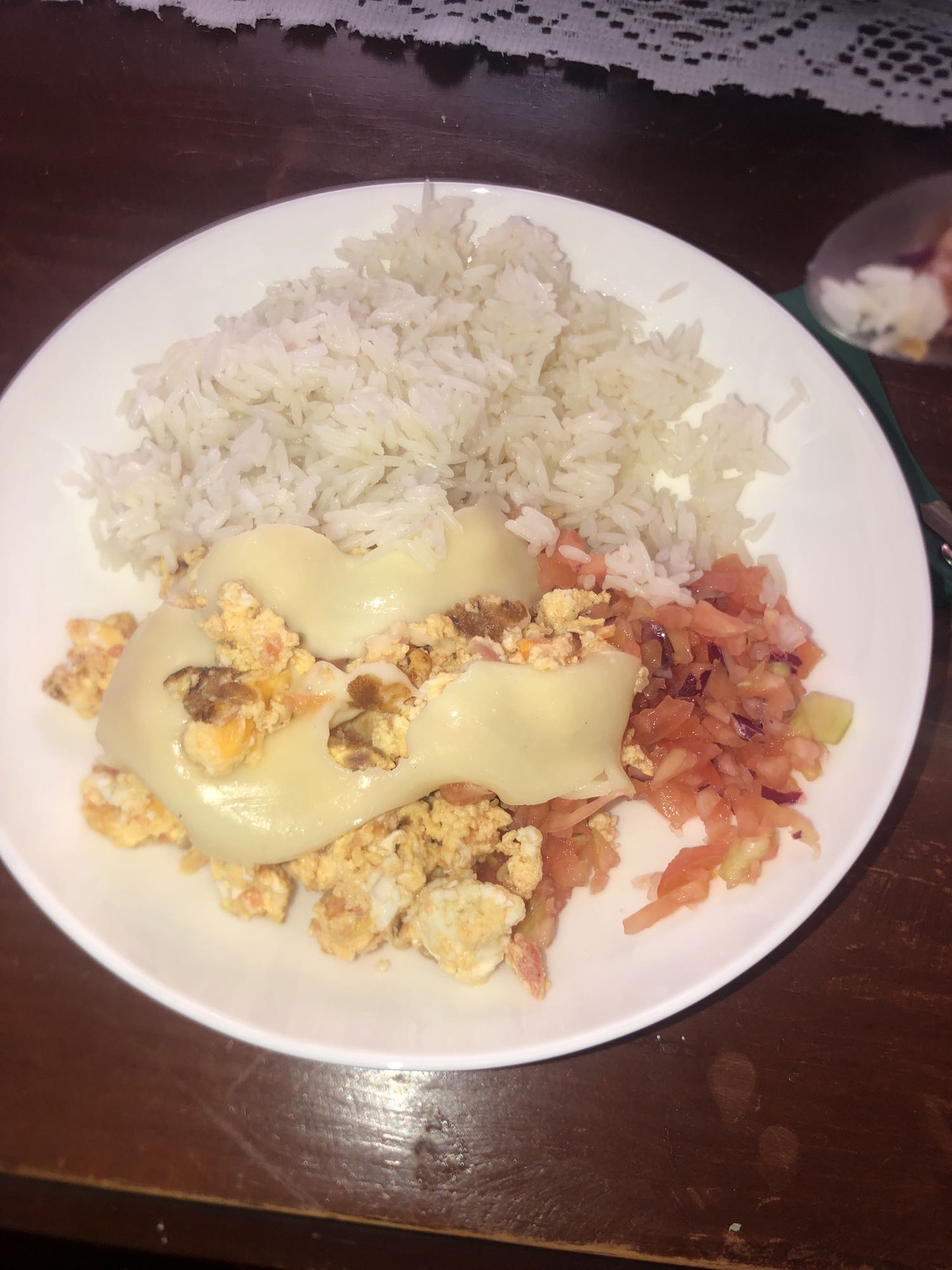Arroz con huevo y ensalada