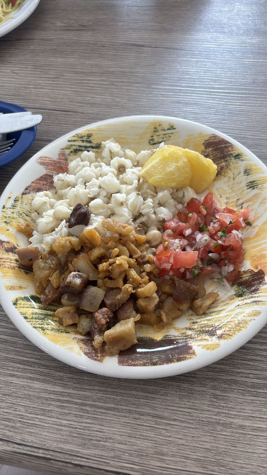 Plato con mote y chicharrón