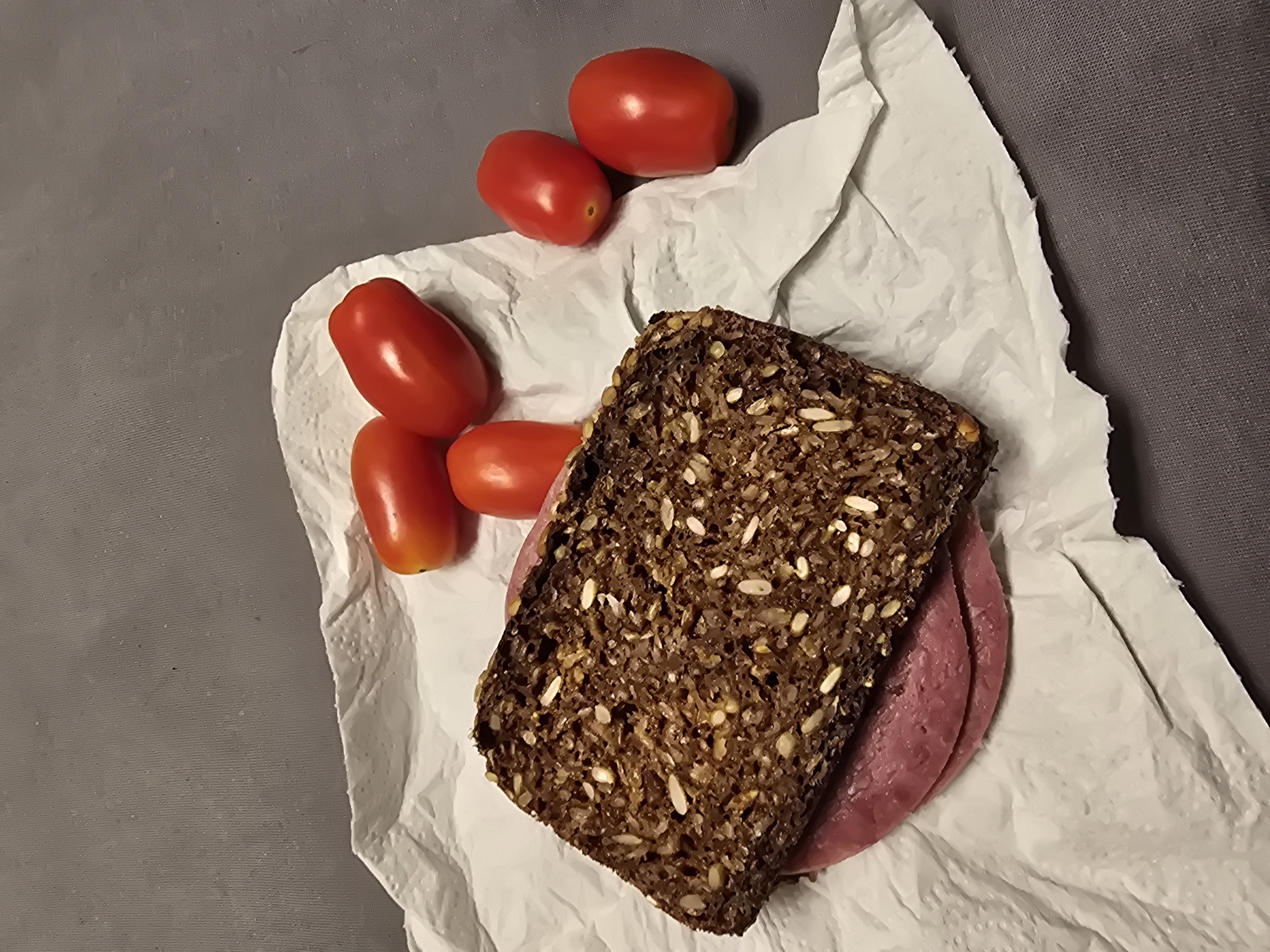 Roggenbrot mit Wurst & Tomaten
