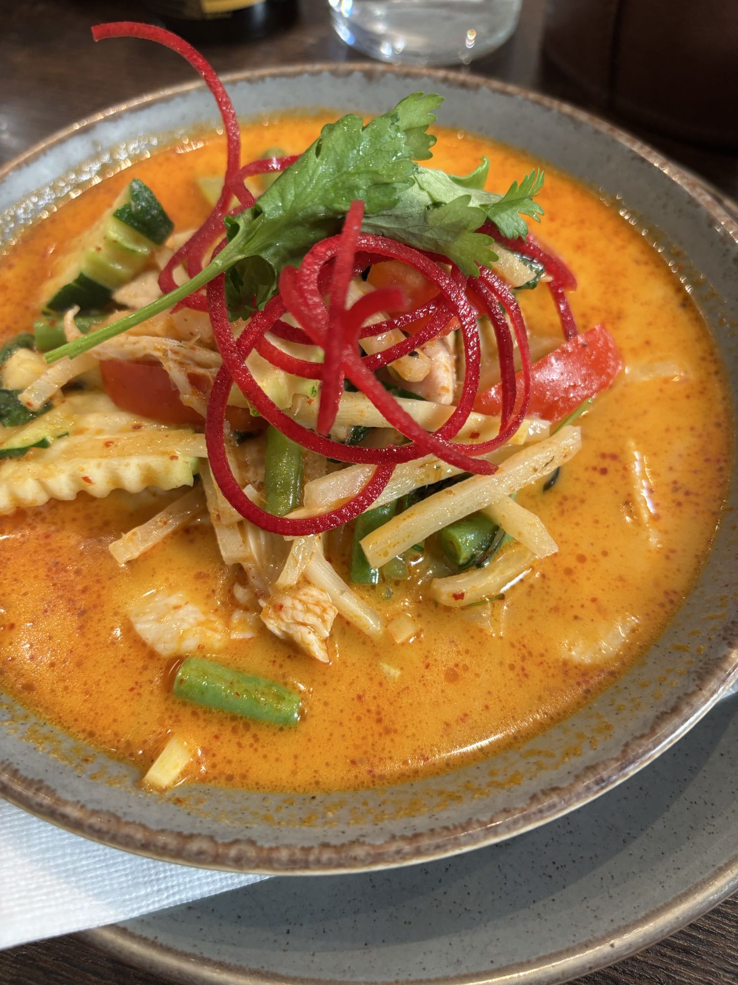 Thailändsk röd currygryta