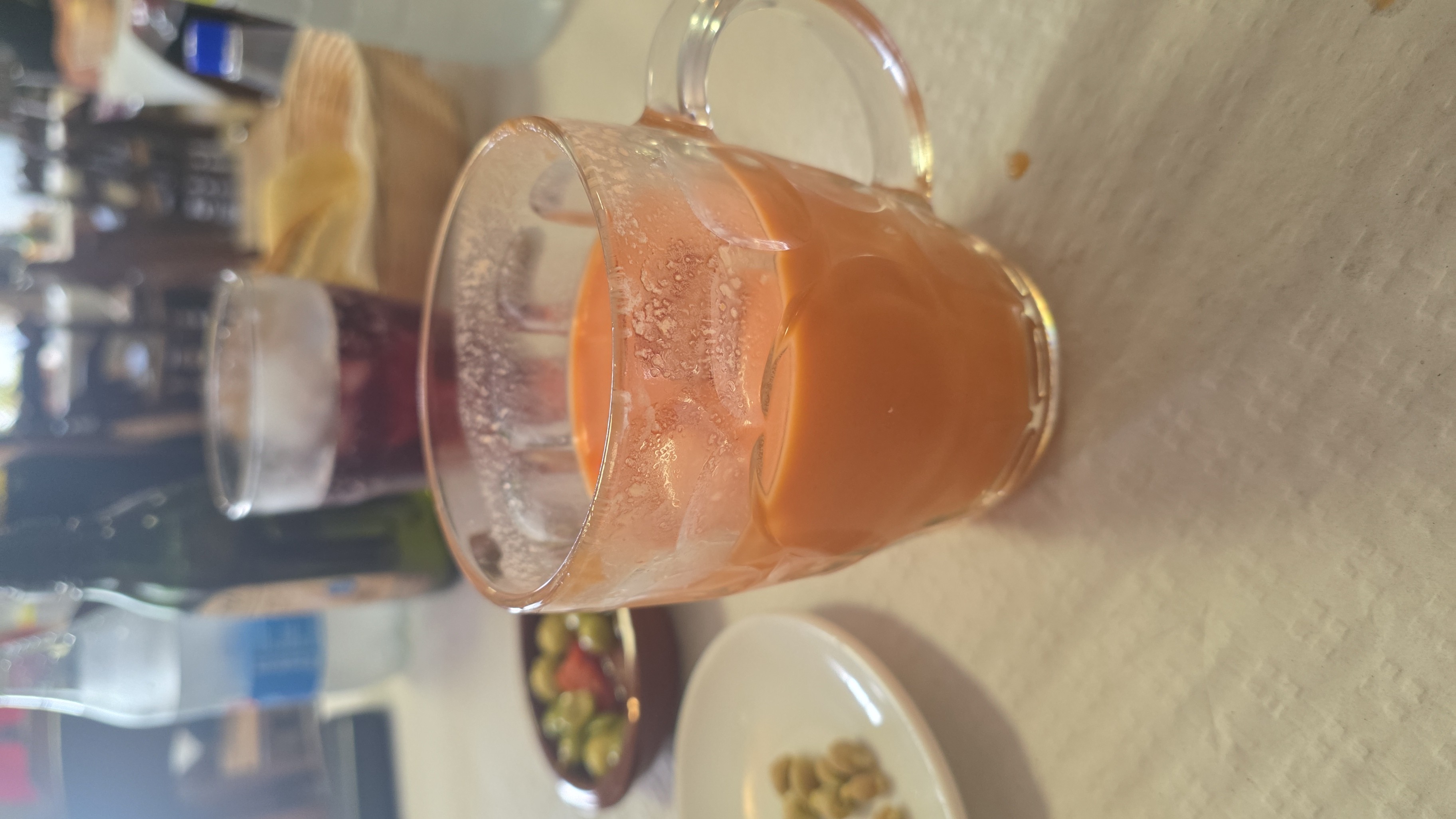 vaso de zumo de tomate