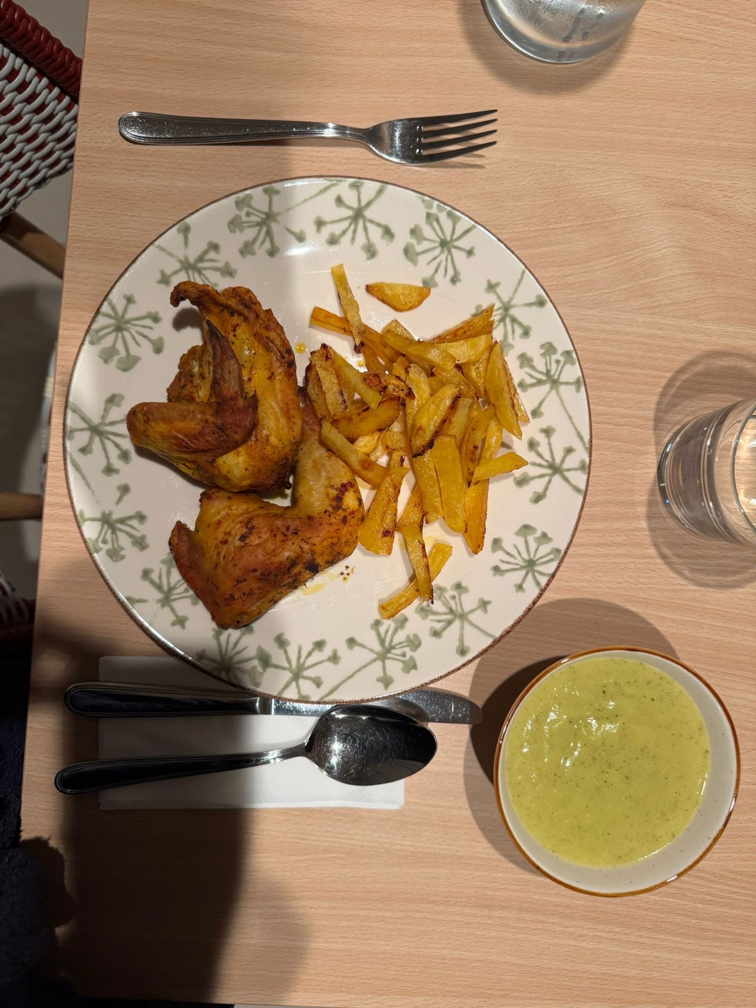 Pollo con papas y sopa