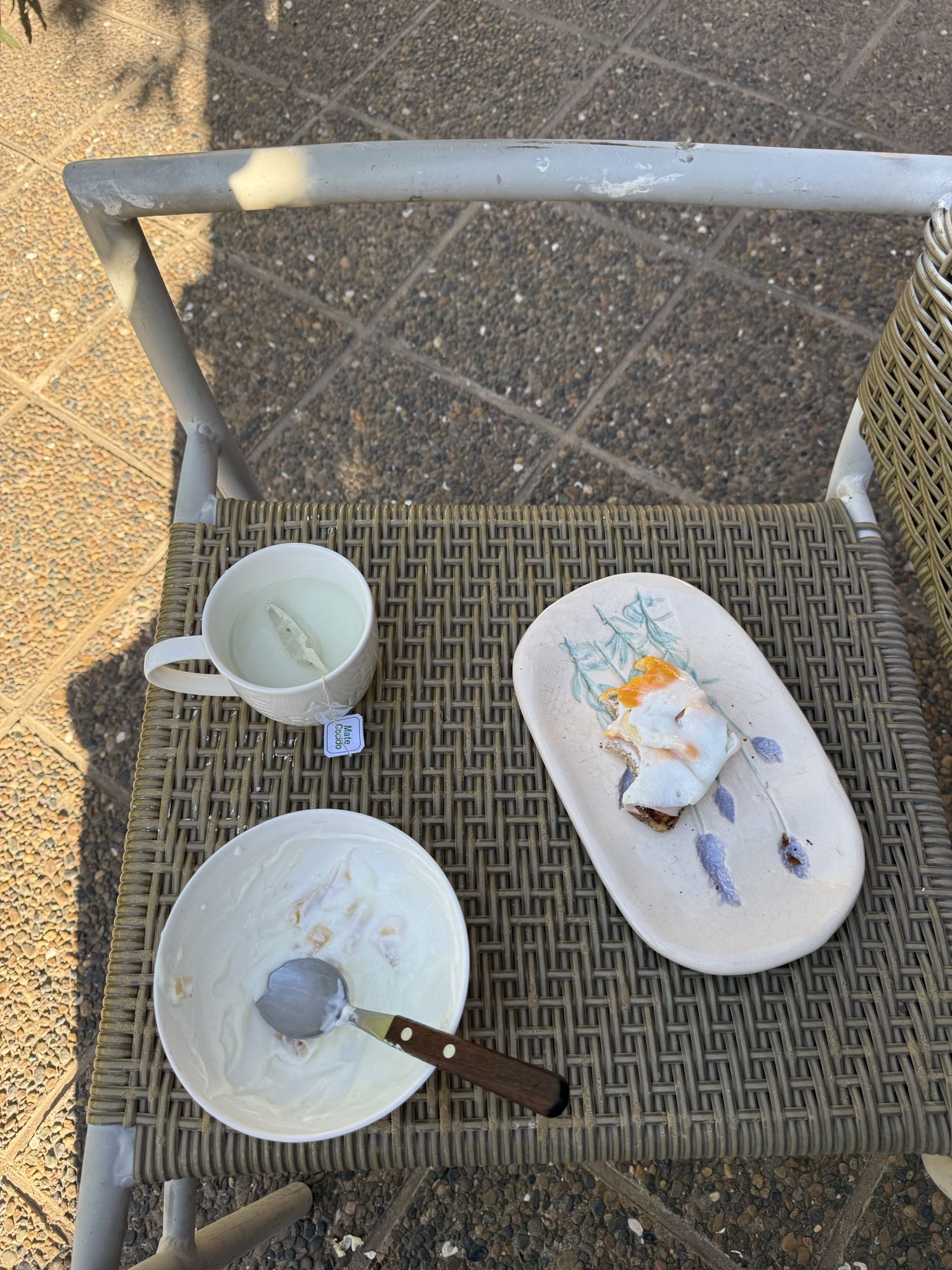 Desayuno con yogur y té