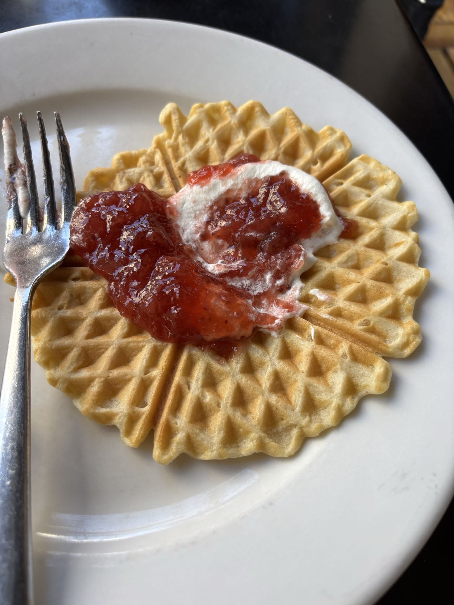 Våffla med sylt och grädde