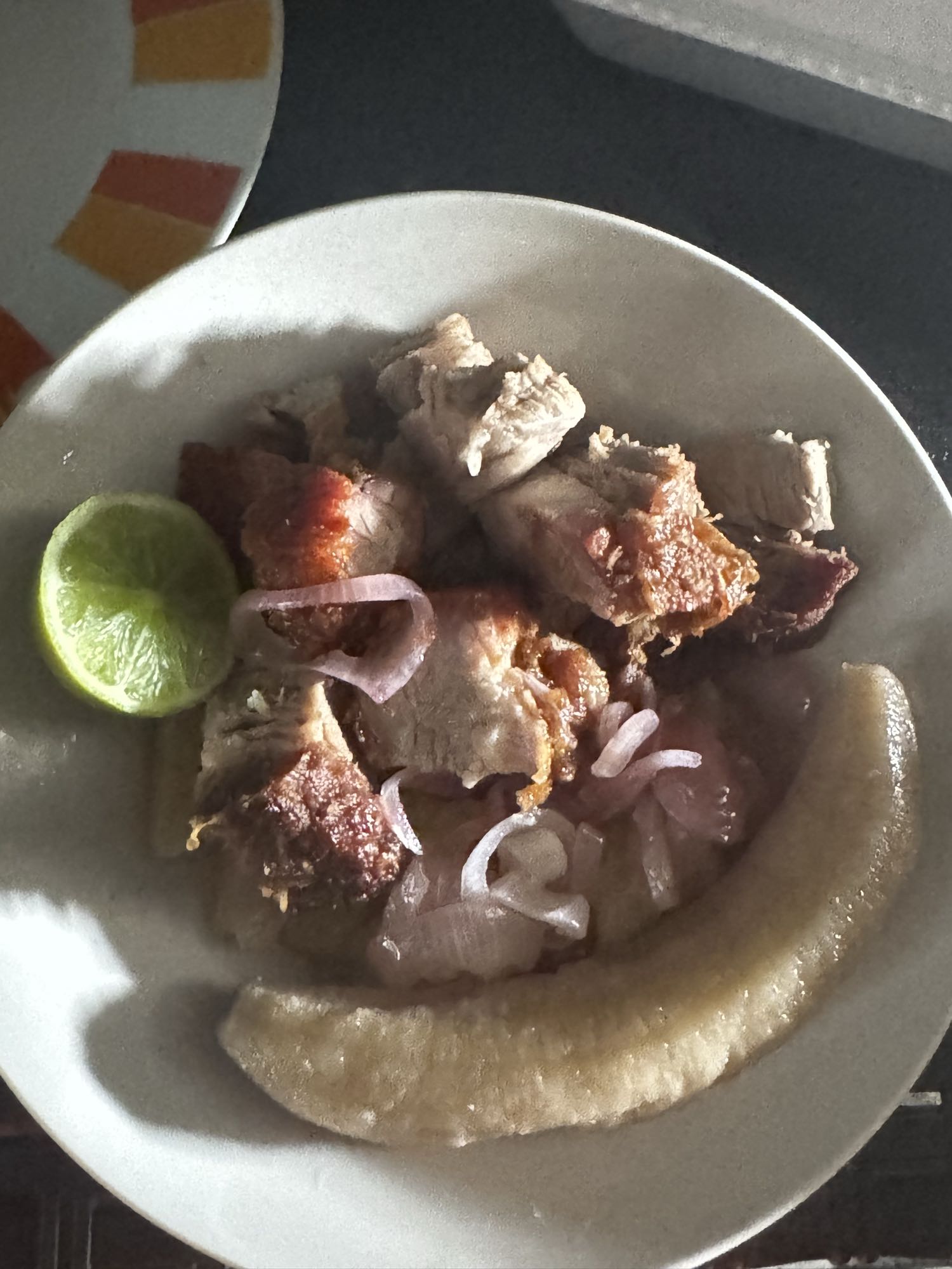 Cerdo con plátano y cebolla