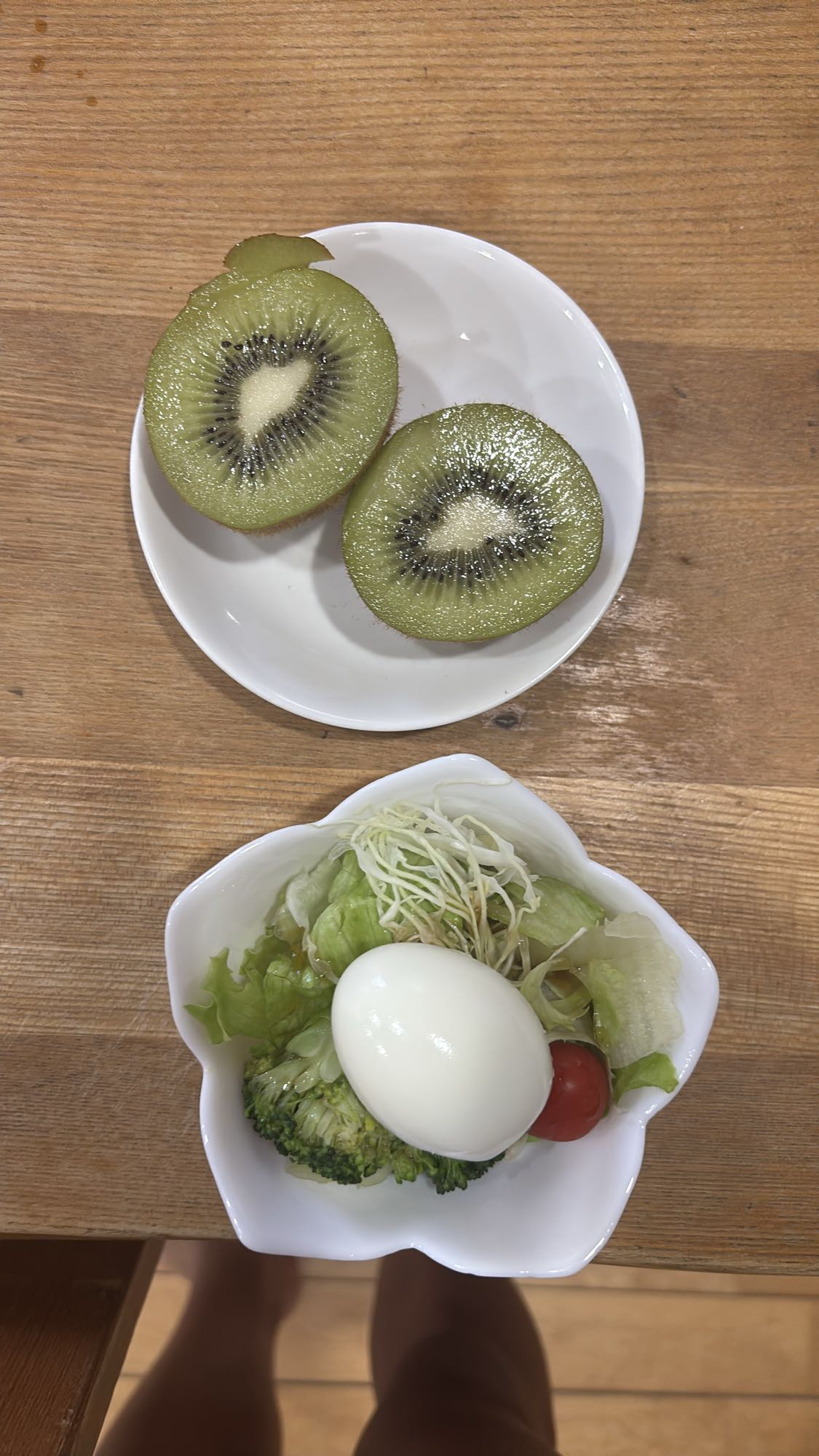 サラダとキウイの朝食