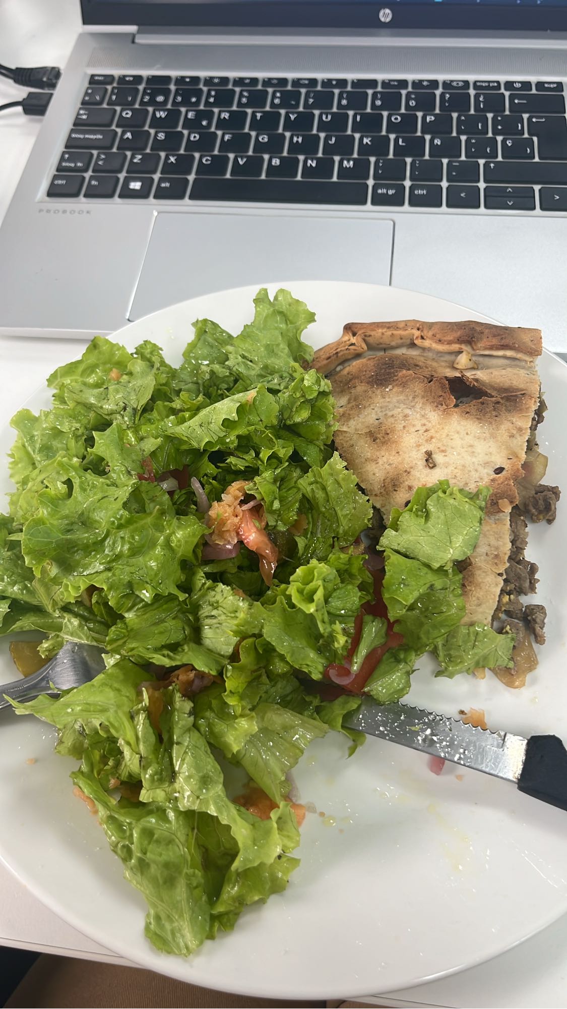 Empanada con ensalada