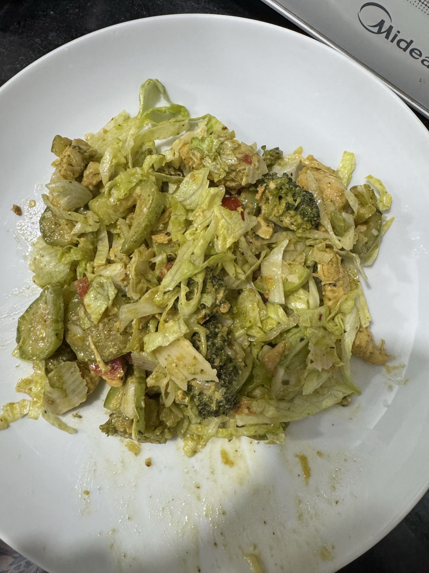 Salada com frango e legumes
