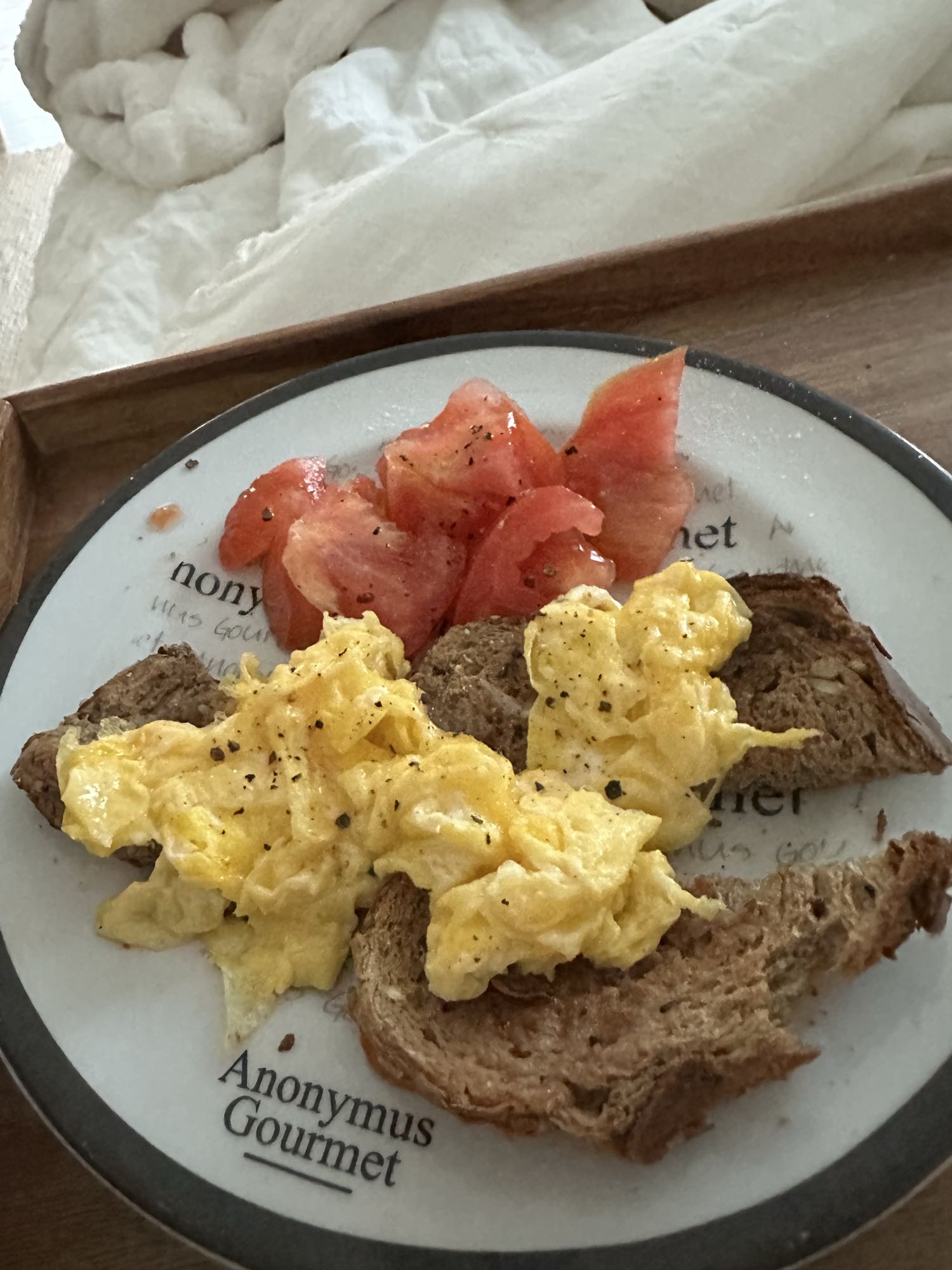 Huevos con pan y tomate