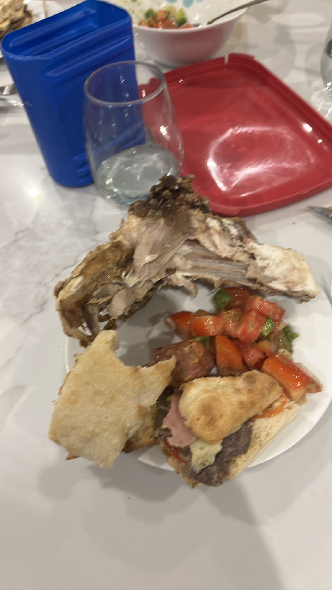 Pollo, ensalada y pan