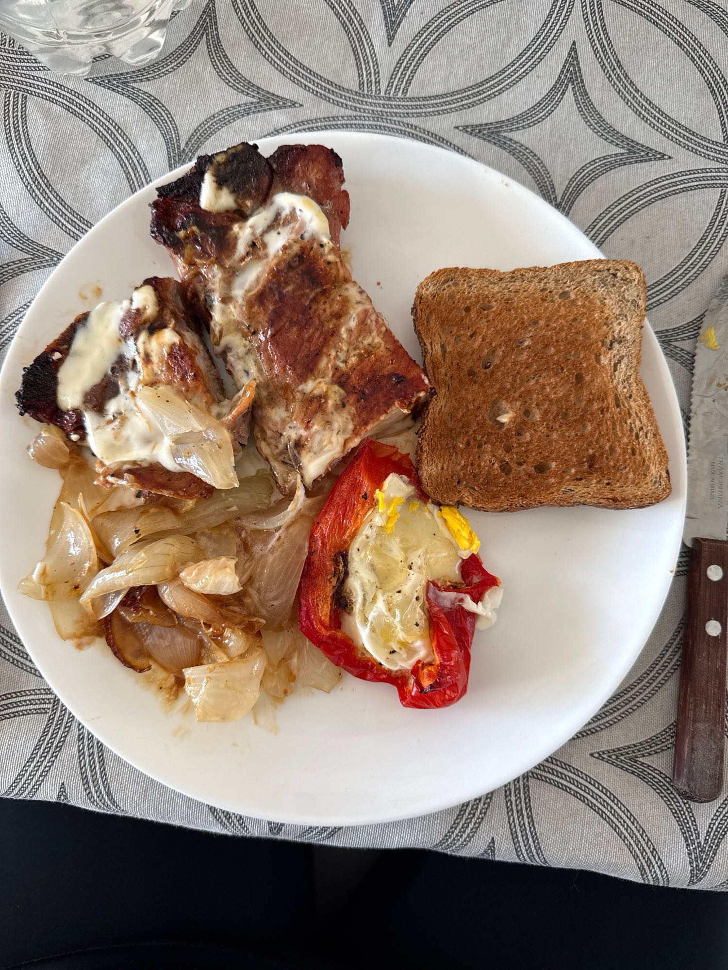 Costillas con verduras y pan