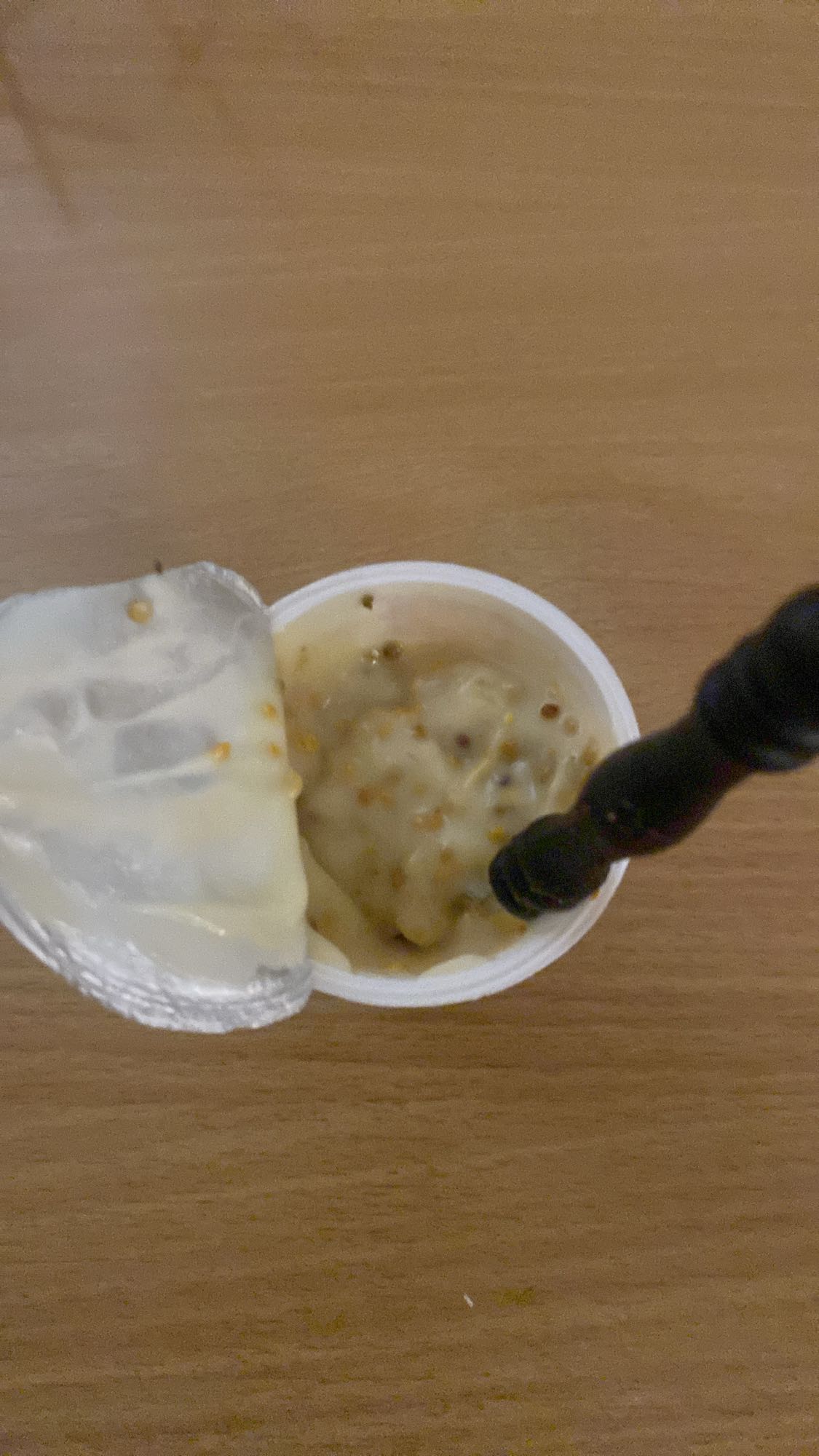 jogurt z owocami i ziarnami