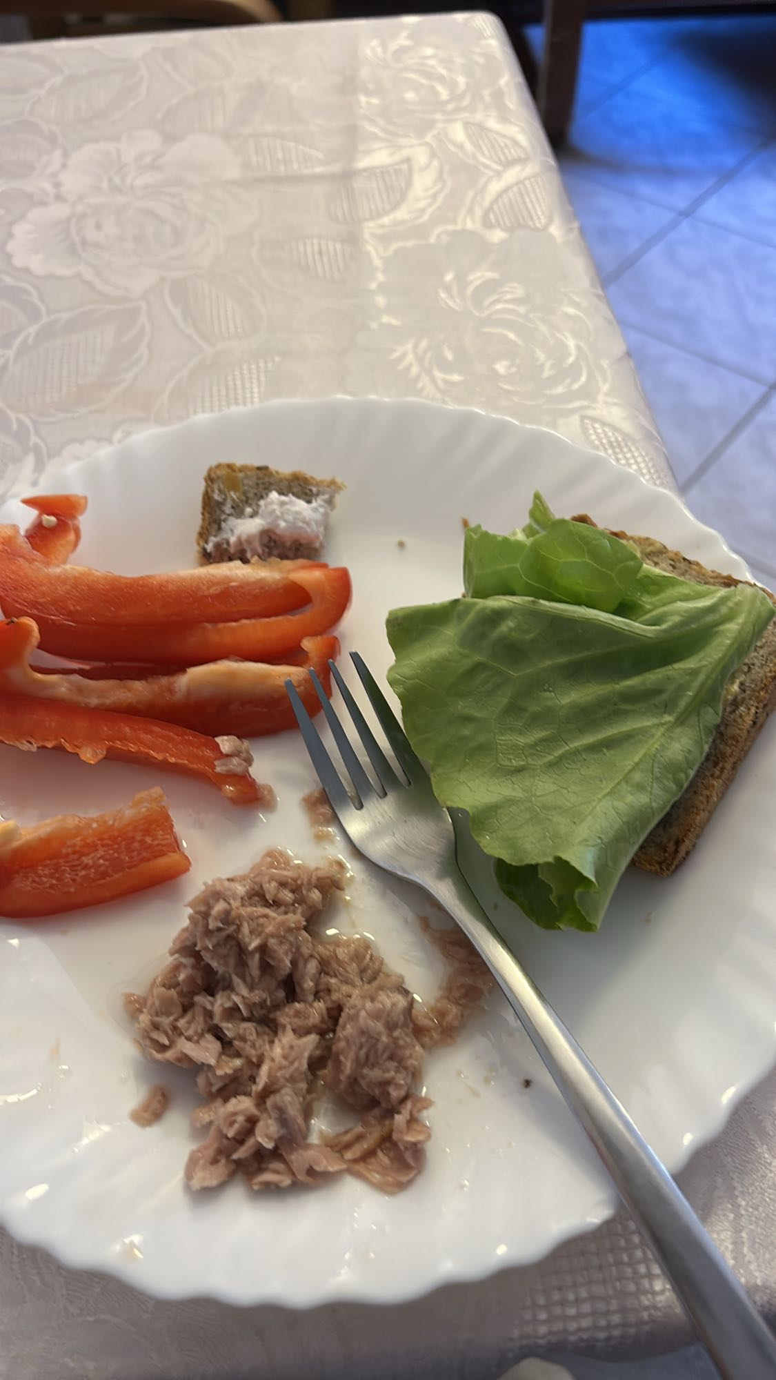 Kanapka z tuńczykiem i warzywami