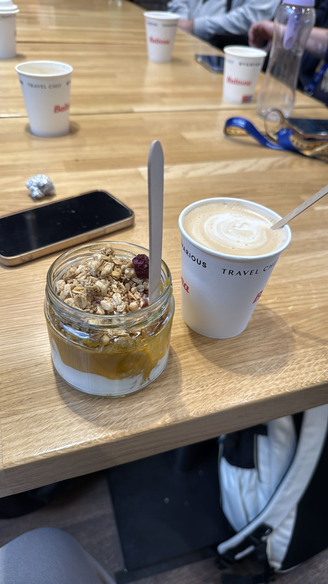 jogurt z granolą i latte