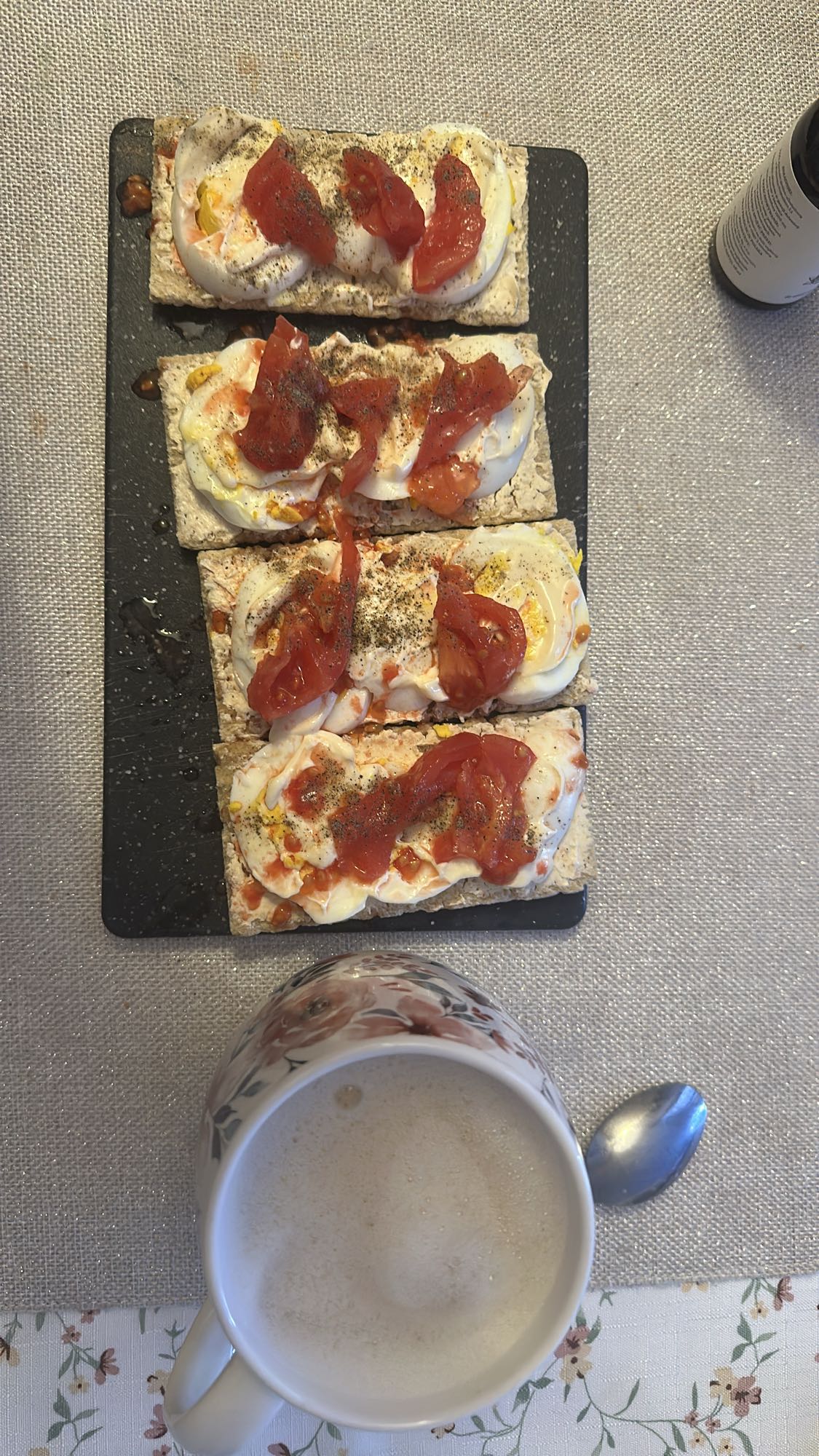 Kanapki z jajkiem i kawą