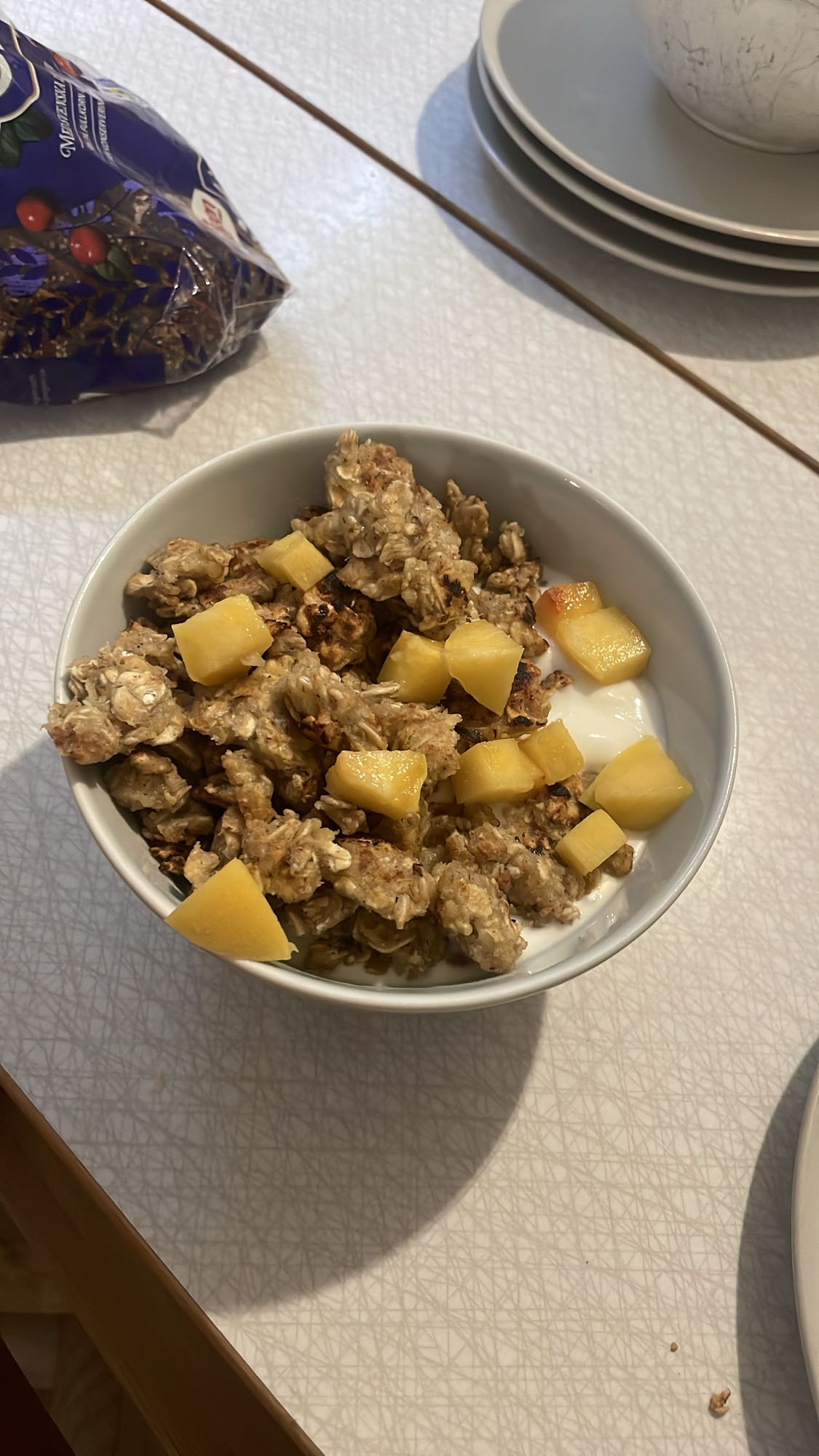 Yoghurt med granola & frukt