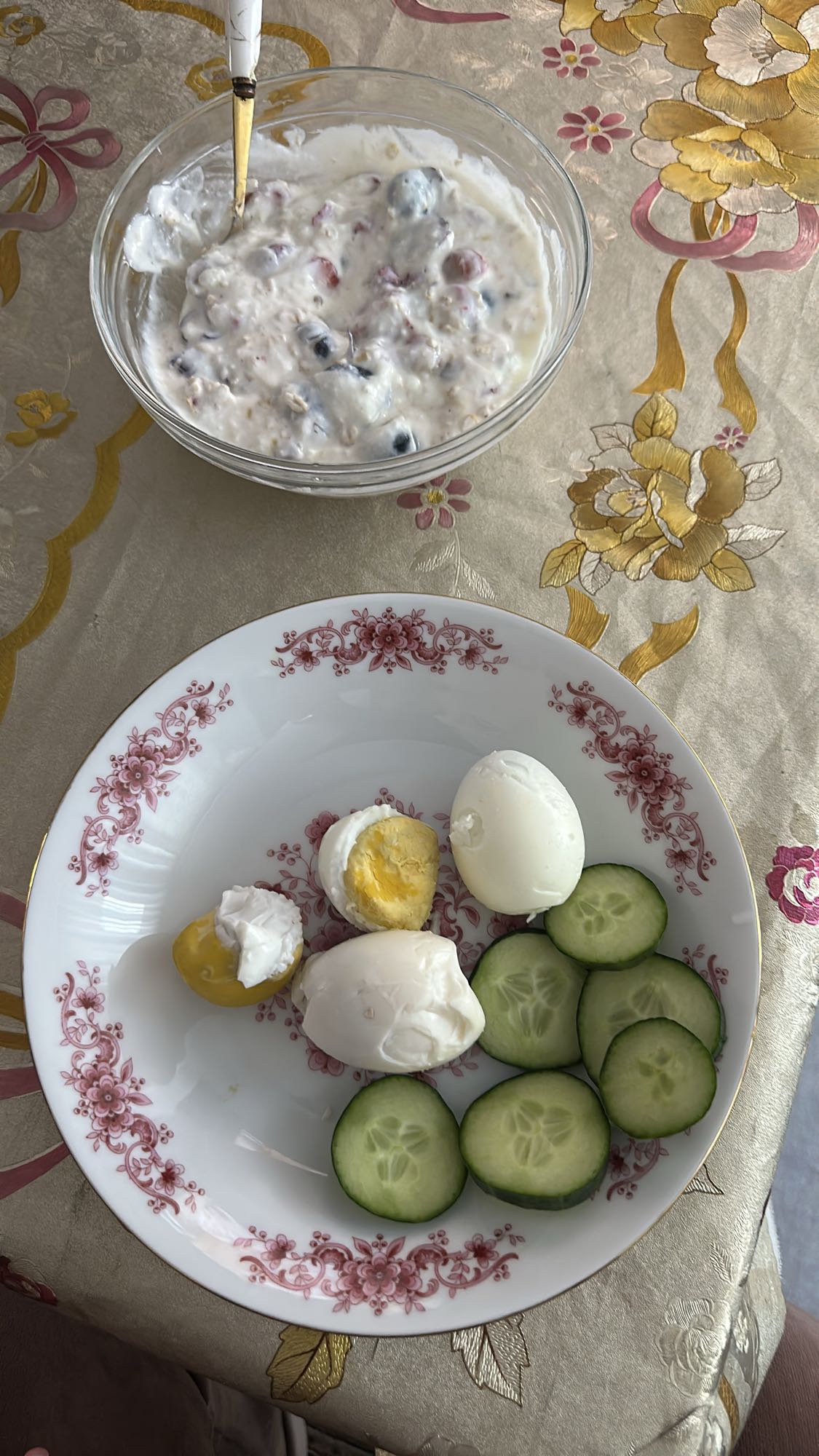 Yumurta ve yoğurtlu meyve