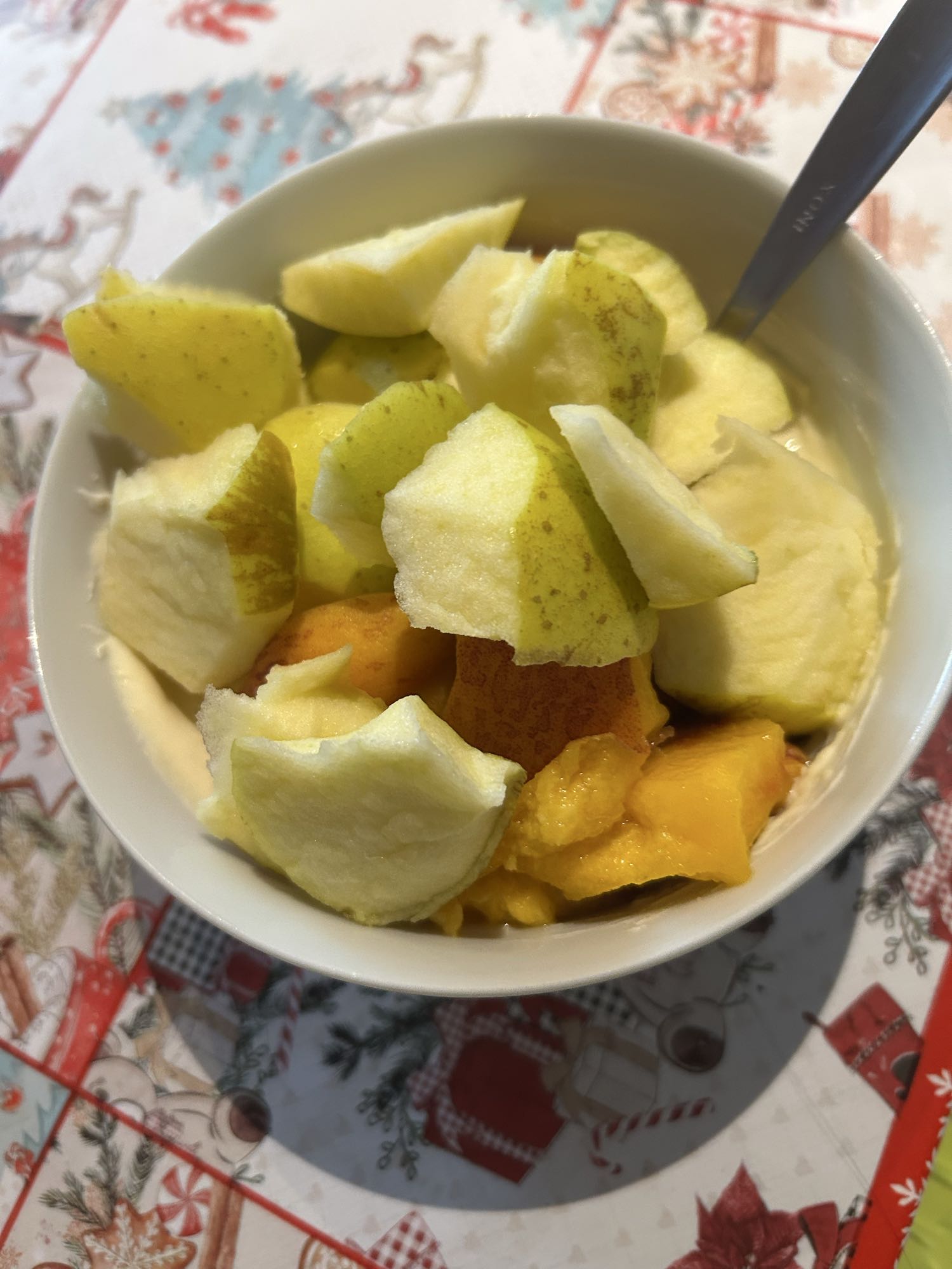 Iaurt proteic cu pudră proteică, măr galben și piersică