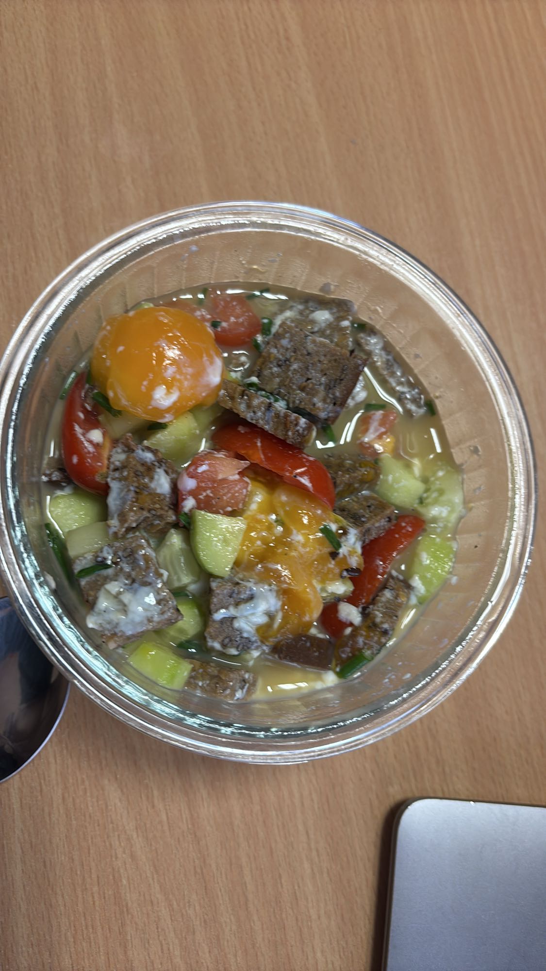 Sałatka z jajkiem i chlebem