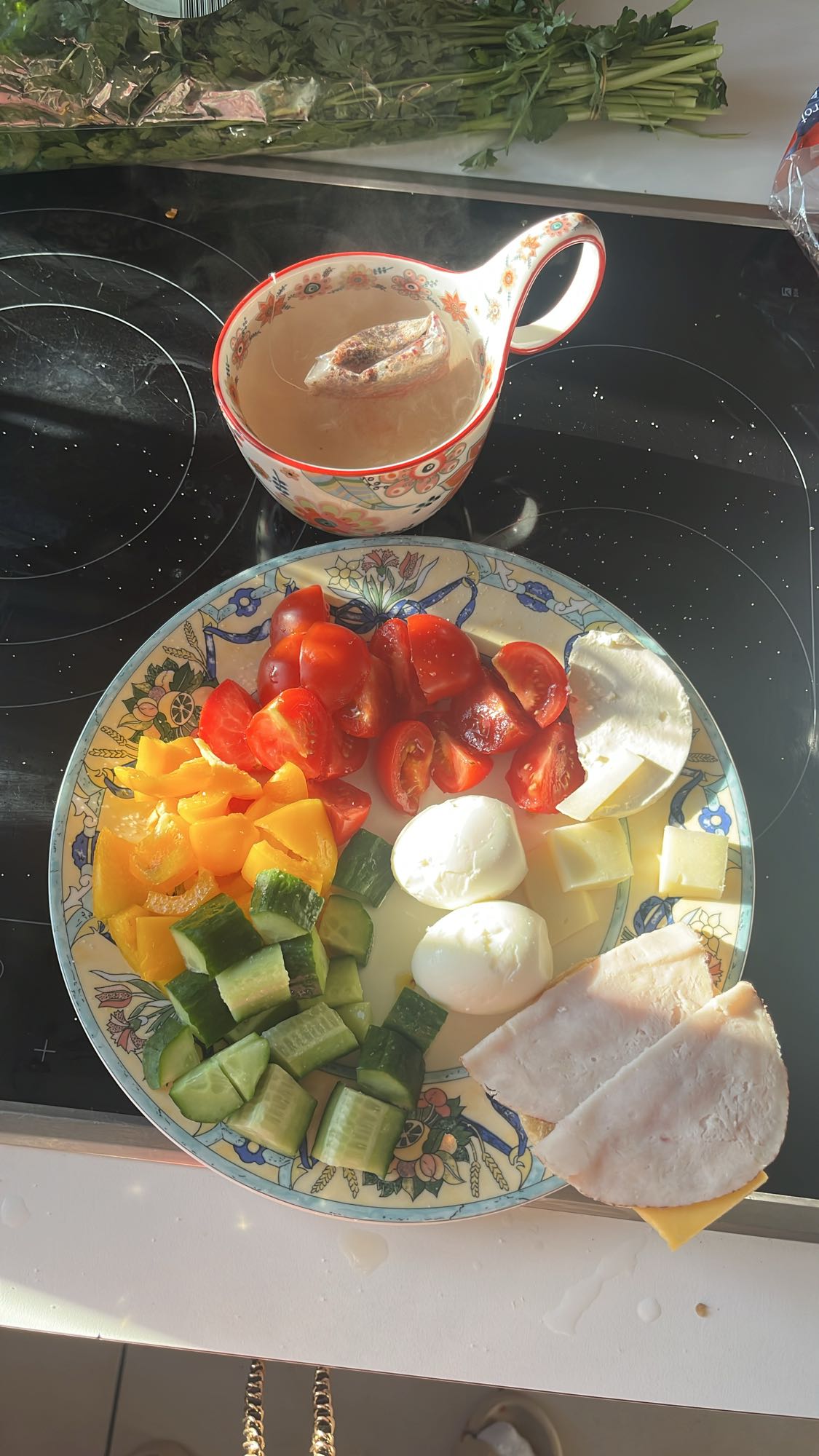 Kahvaltı tabağı ve bitki çayı