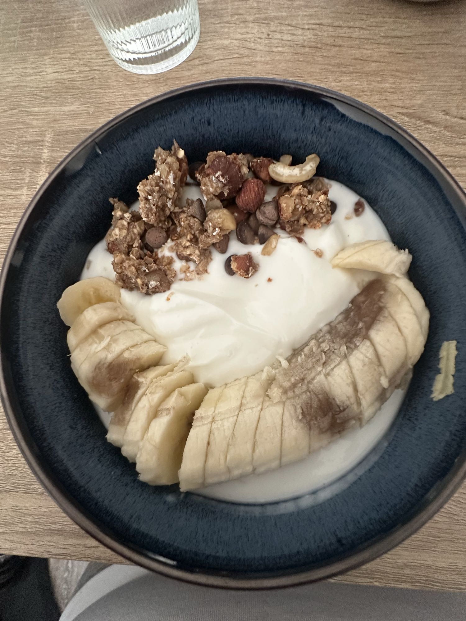 Yaourt, banane et granola