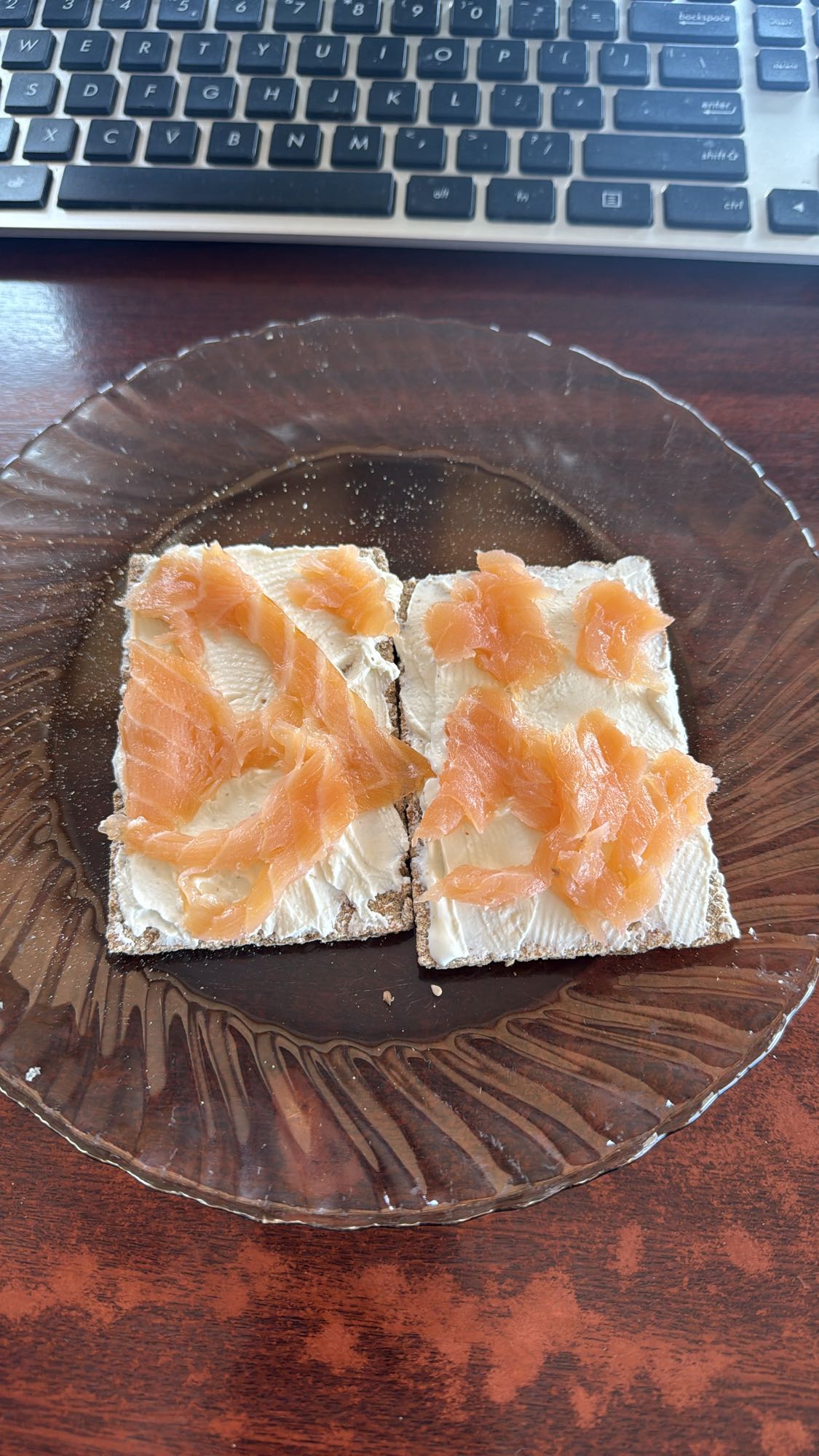 Crackers cu somon și cremă