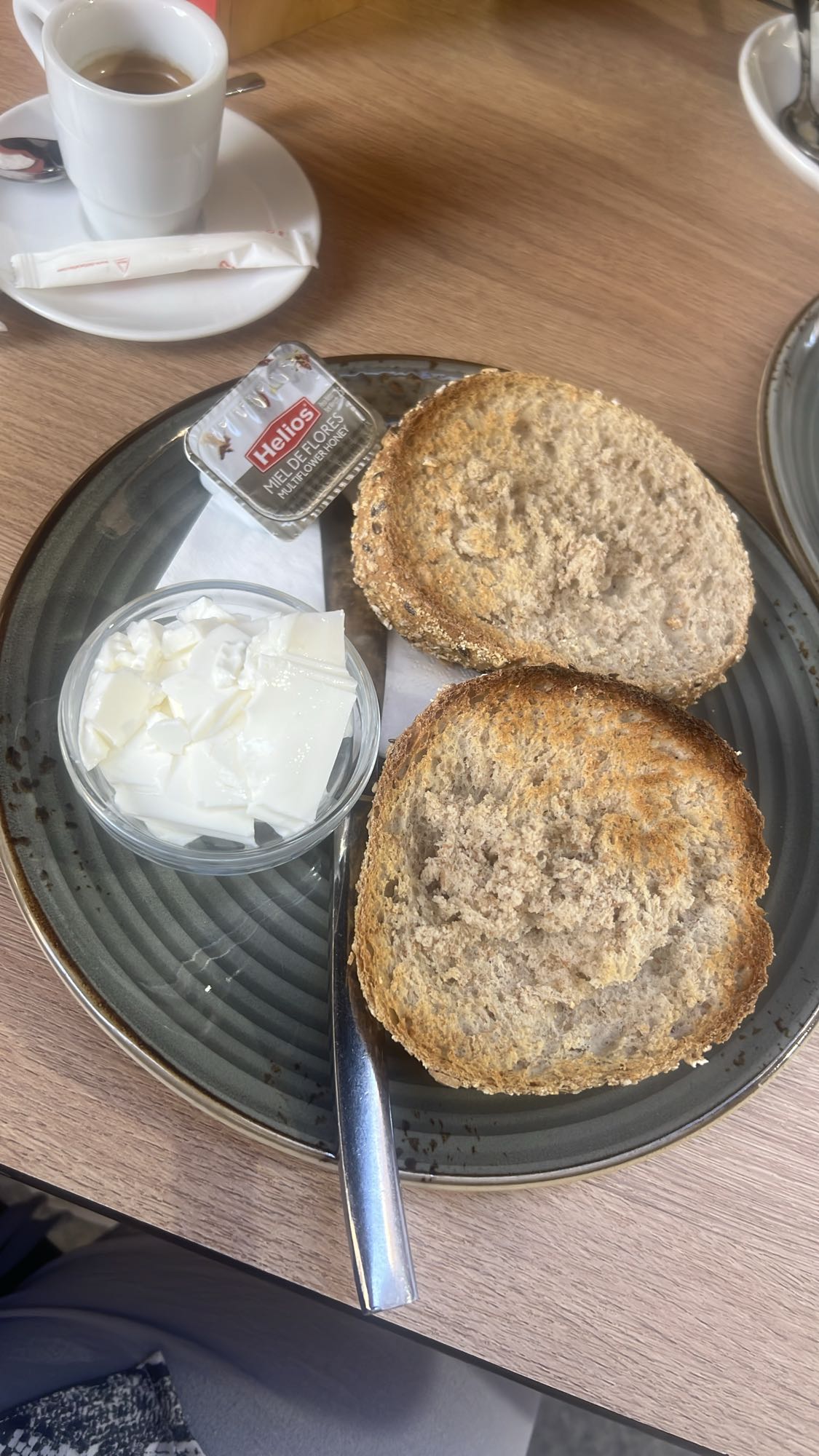 Tostada con miel y queso