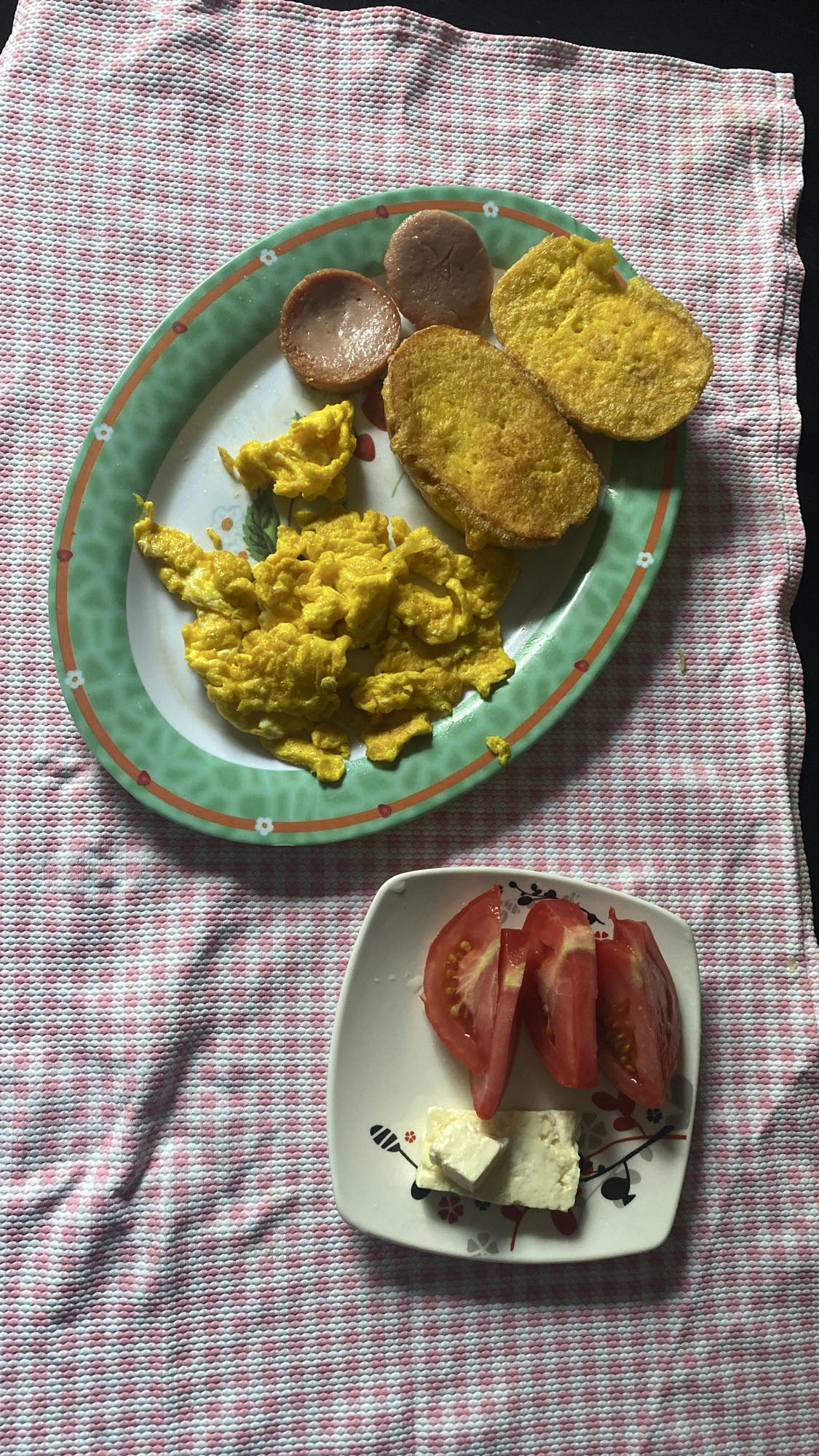 Eggs, toast & tomato plate