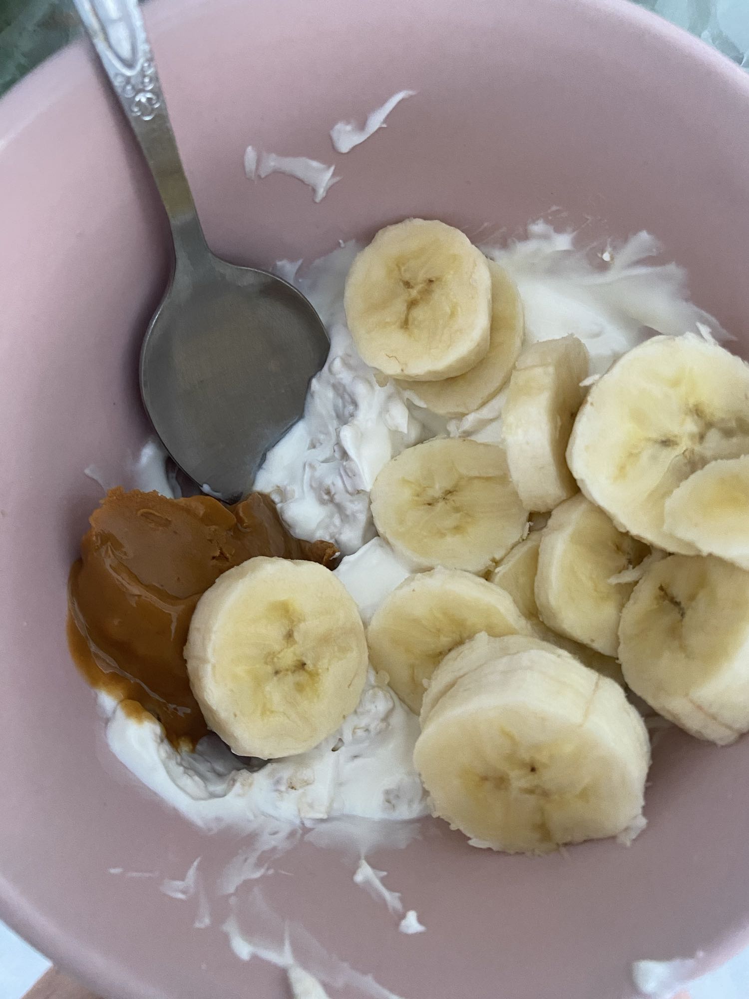 Yogur con plátano y mantequilla de maní