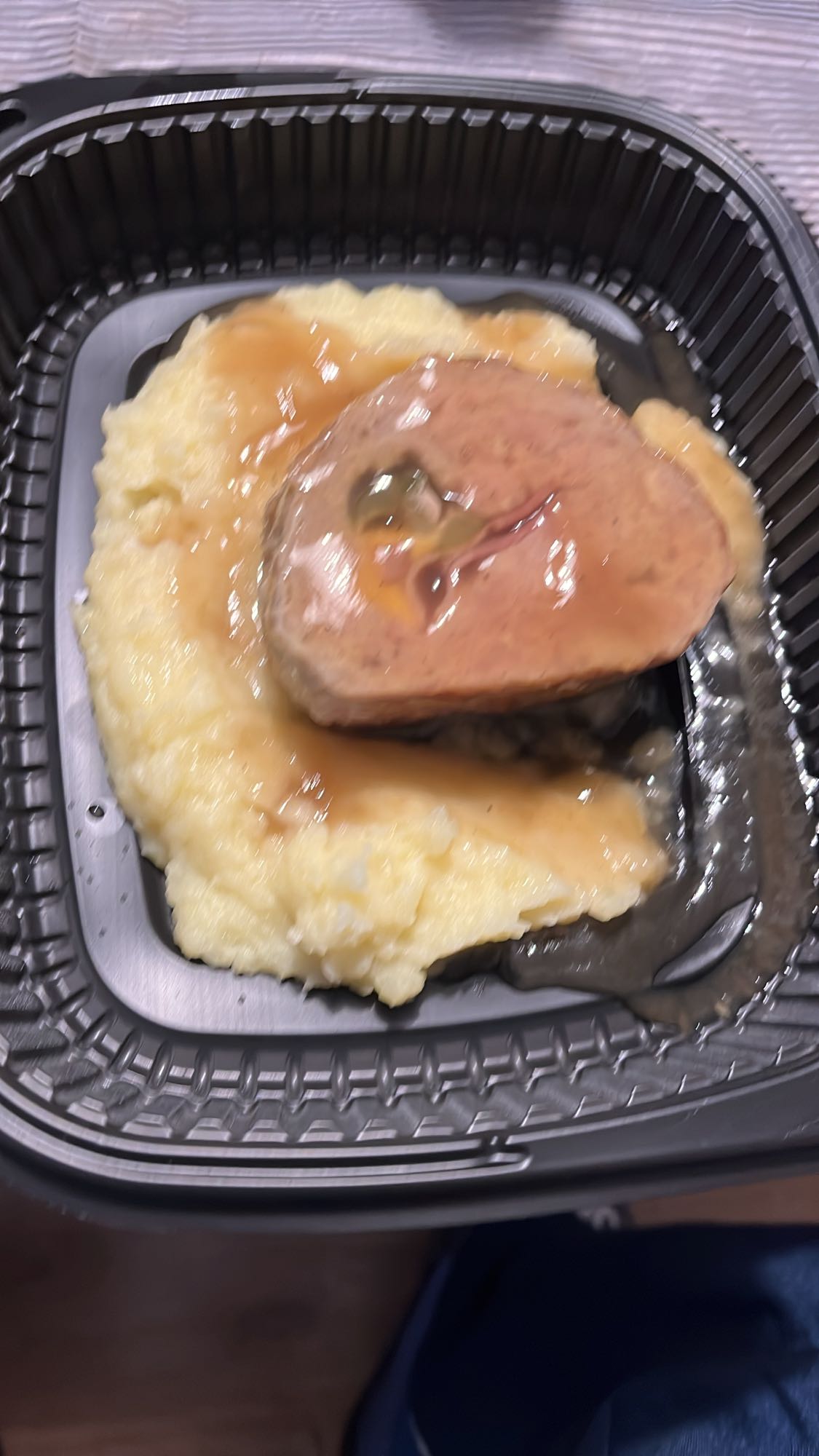 Пюре с месо и сос