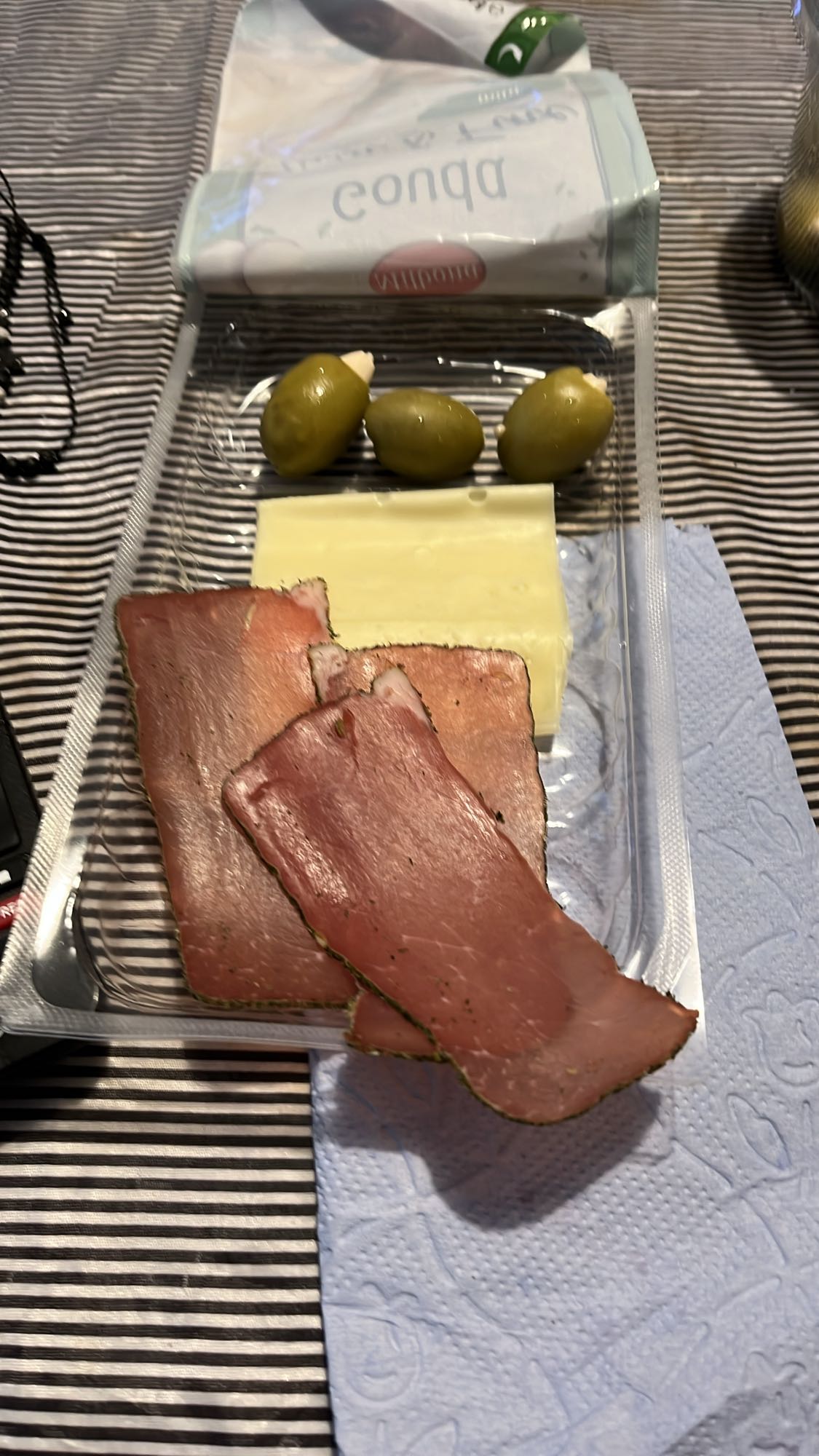 Сирене, пастърма и маслини