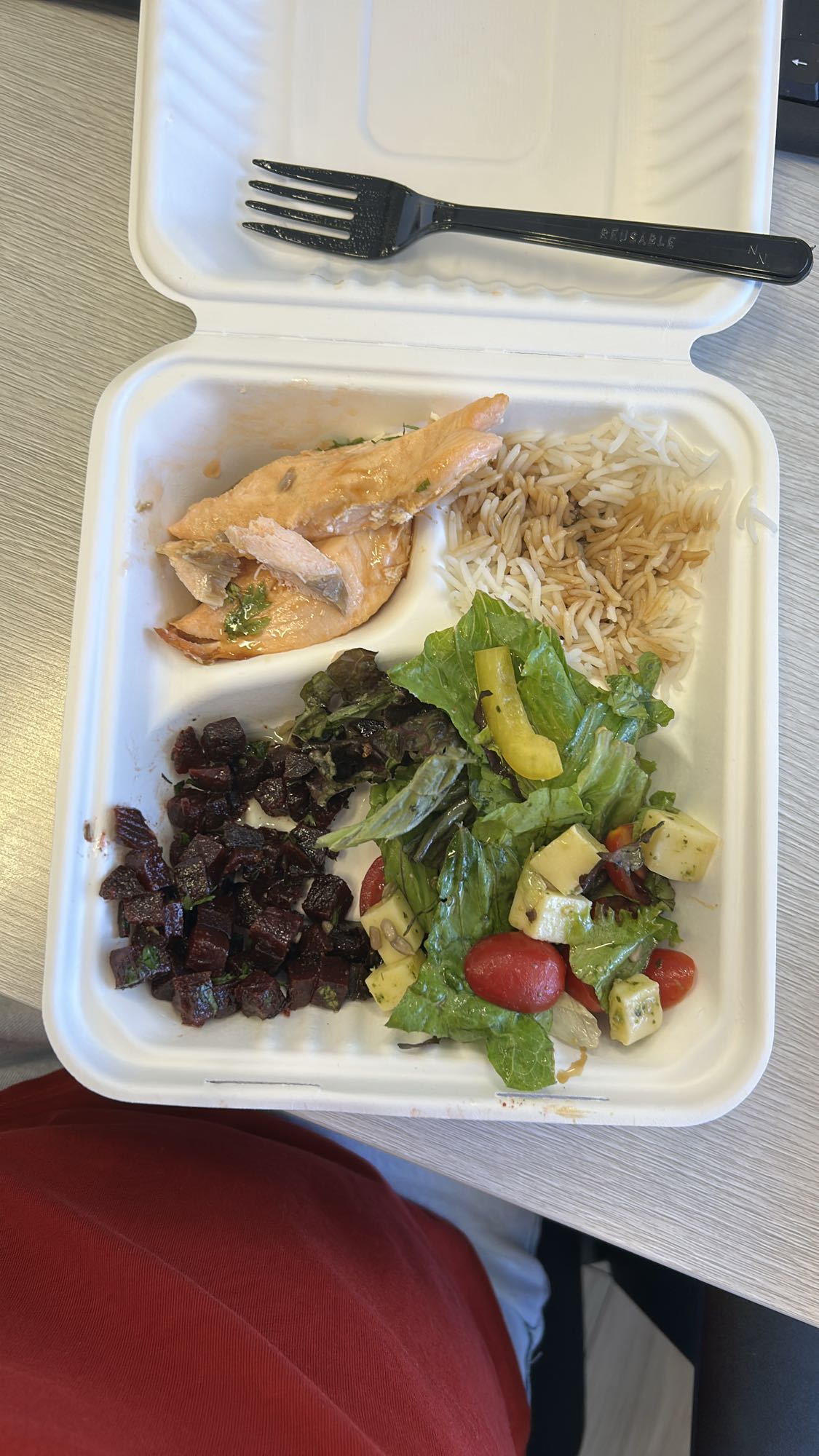 Лосось с рисом и салатом