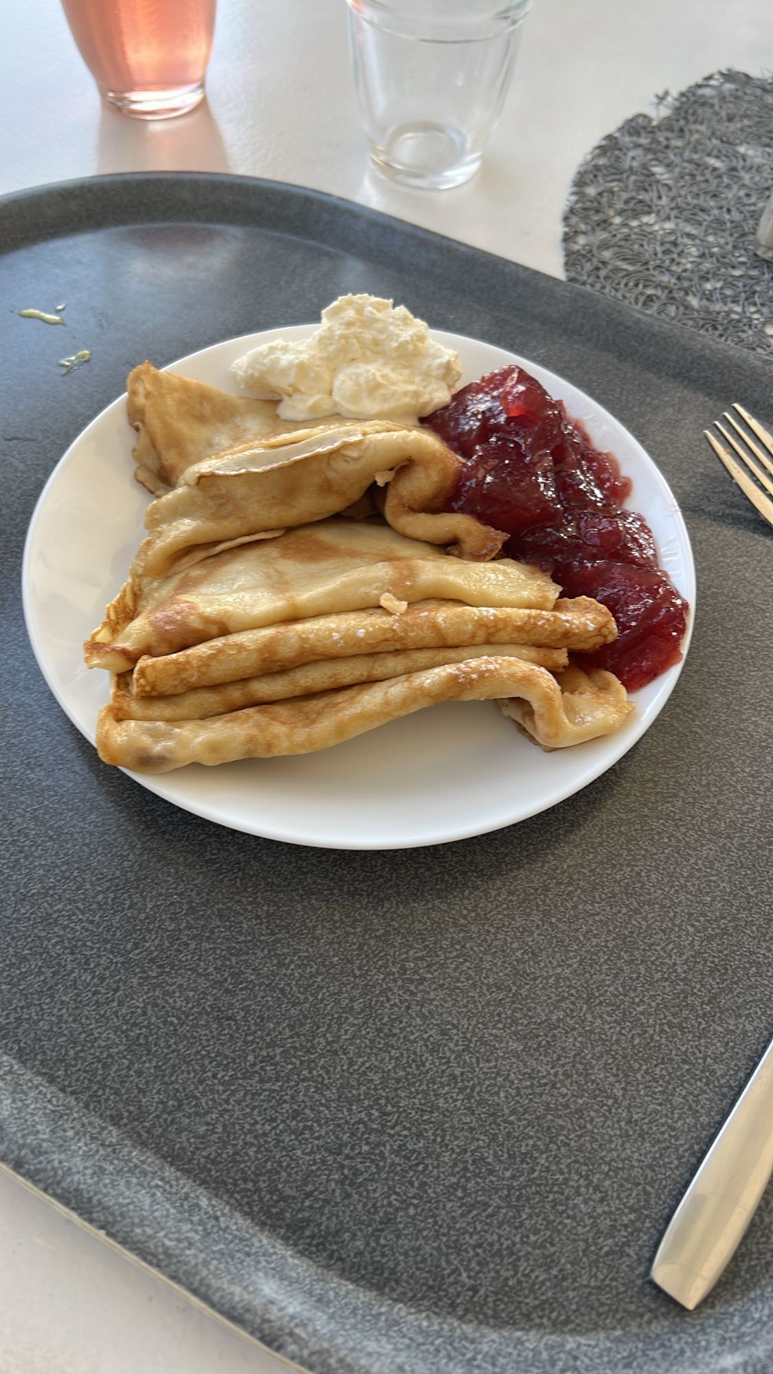 Pannkakor med sylt & grädde