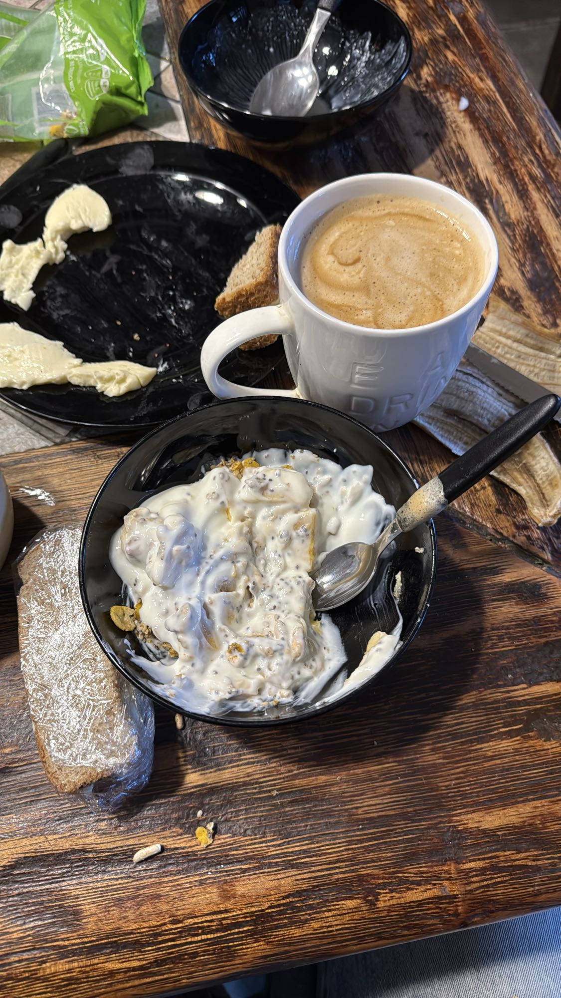 Desayuno con yogur y café