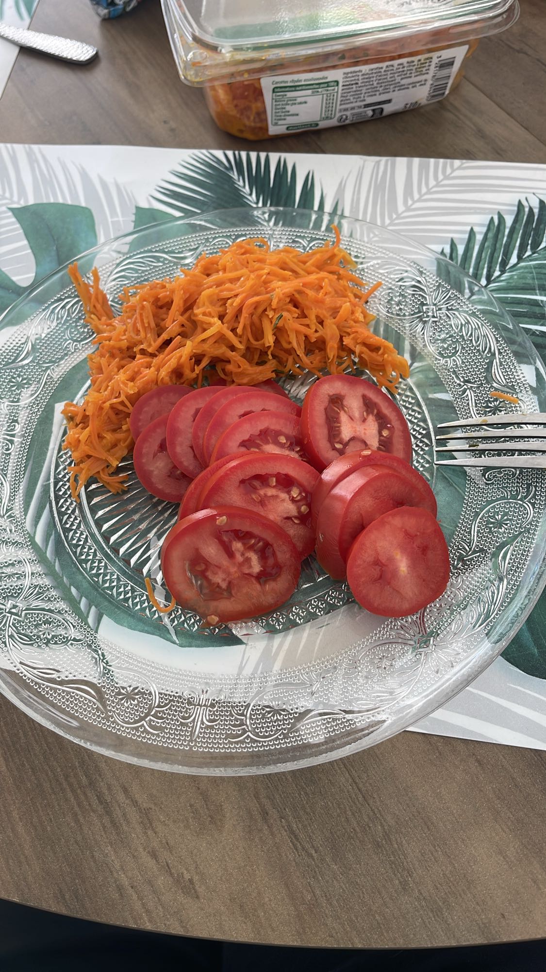 Carottes et tomates fraîches
