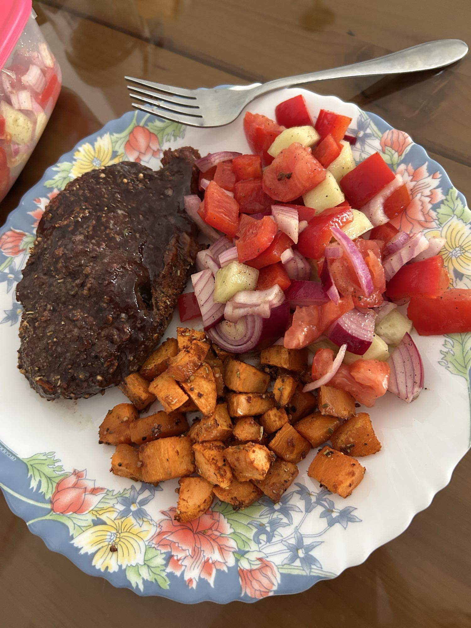 Vrăbioară de vită cu cartof dulce și salată de legume