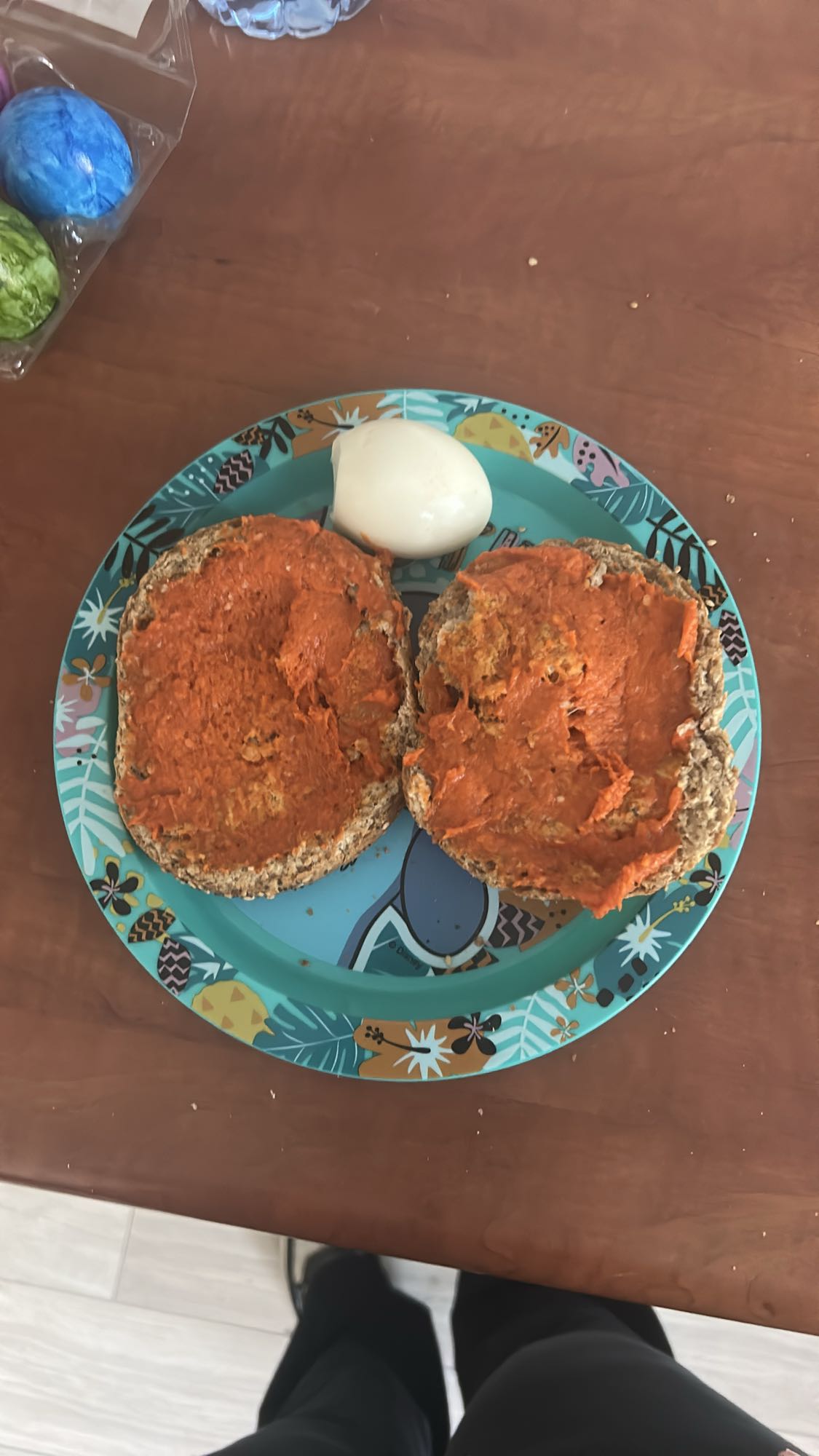 Volkoren brood met smeersel en ei
